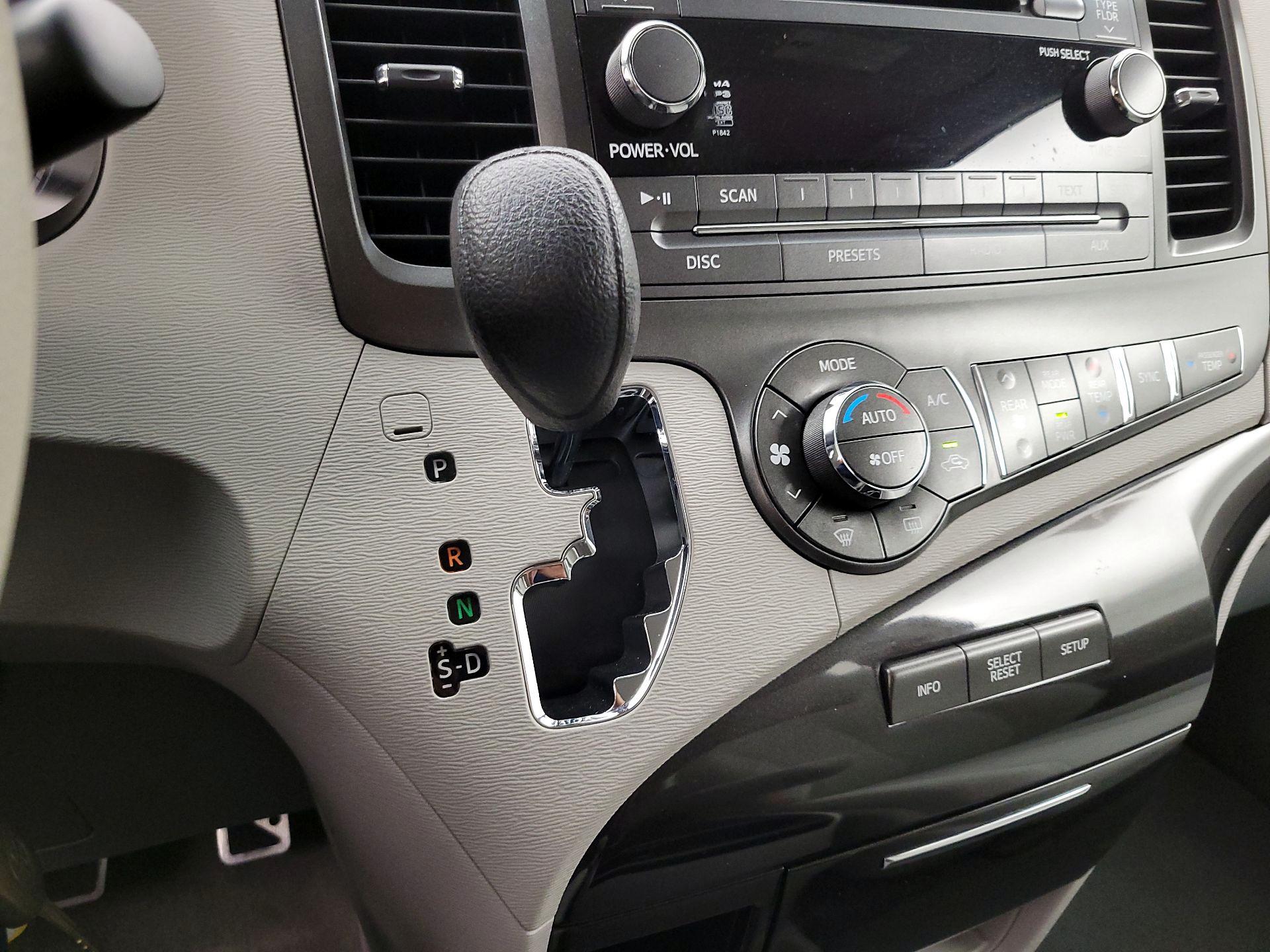 Thumbnail: 2014 Toyota Sienna - 17