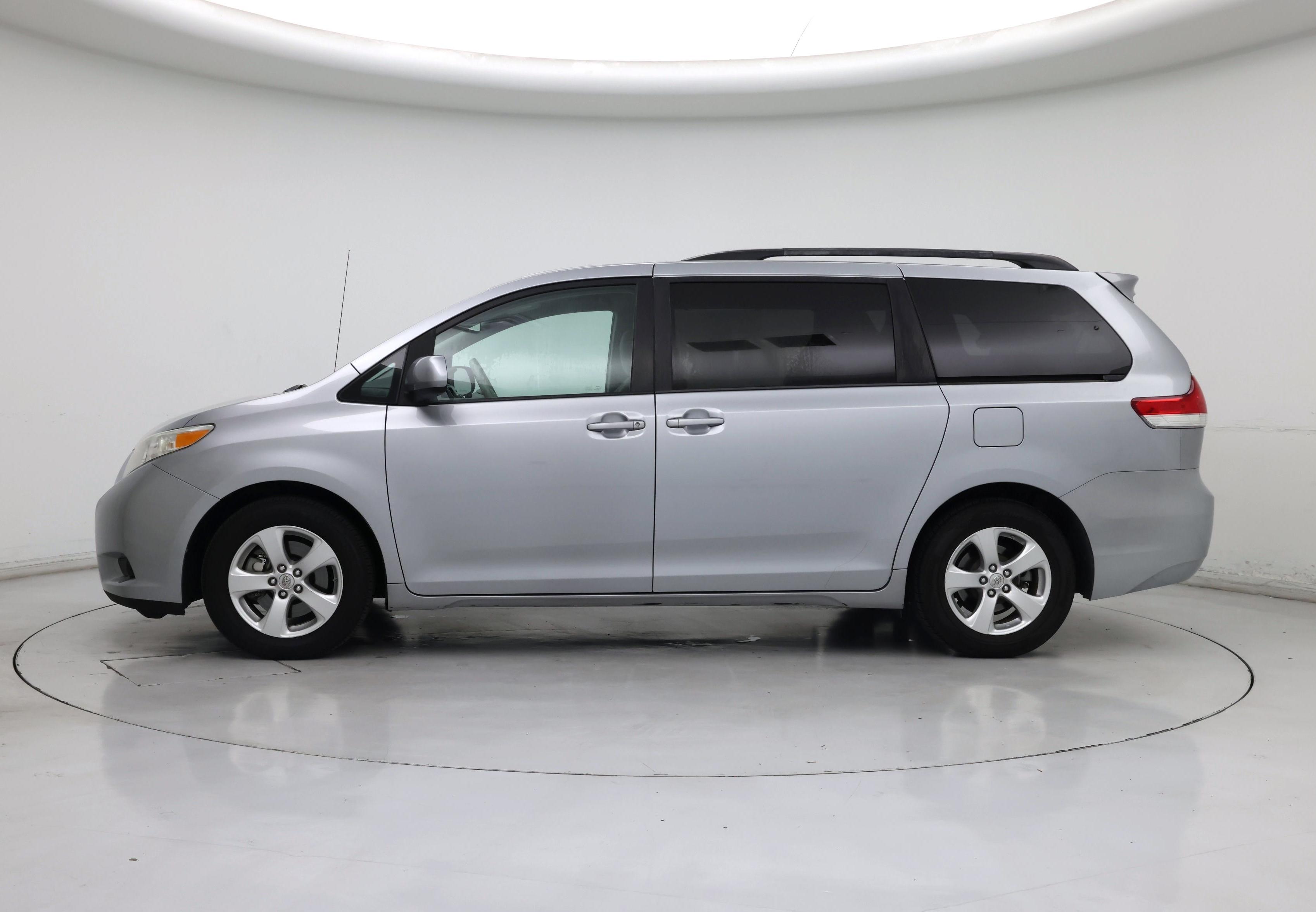 Thumbnail: 2014 Toyota Sienna - 3