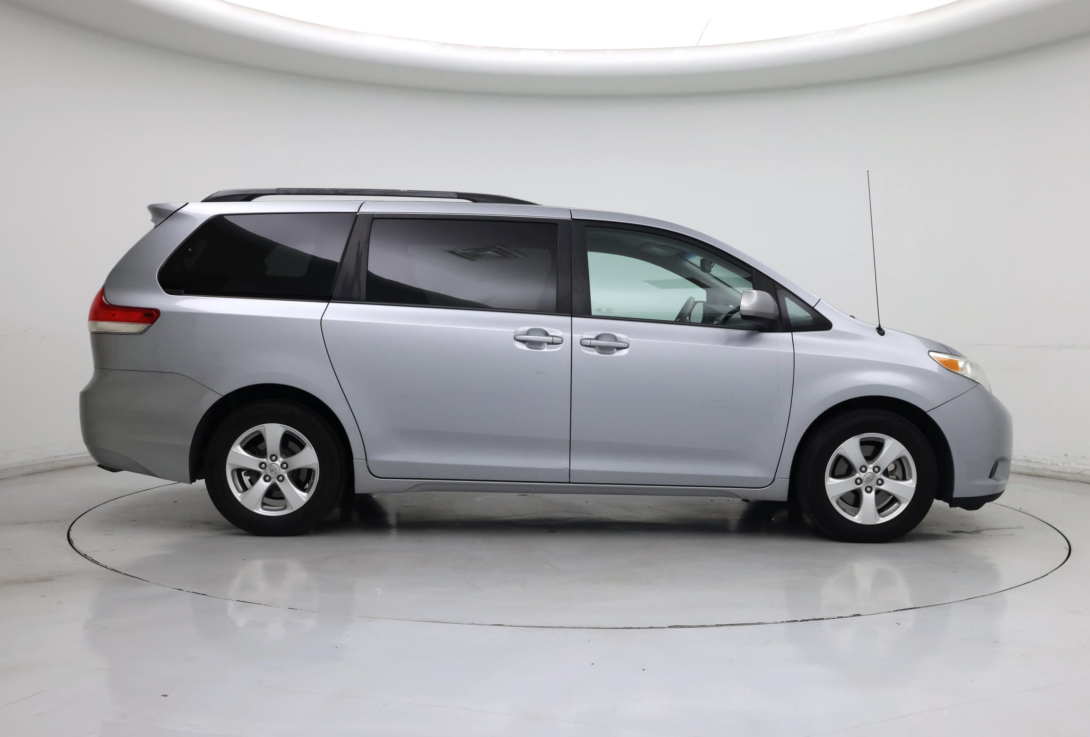 Thumbnail: 2014 Toyota Sienna - 7