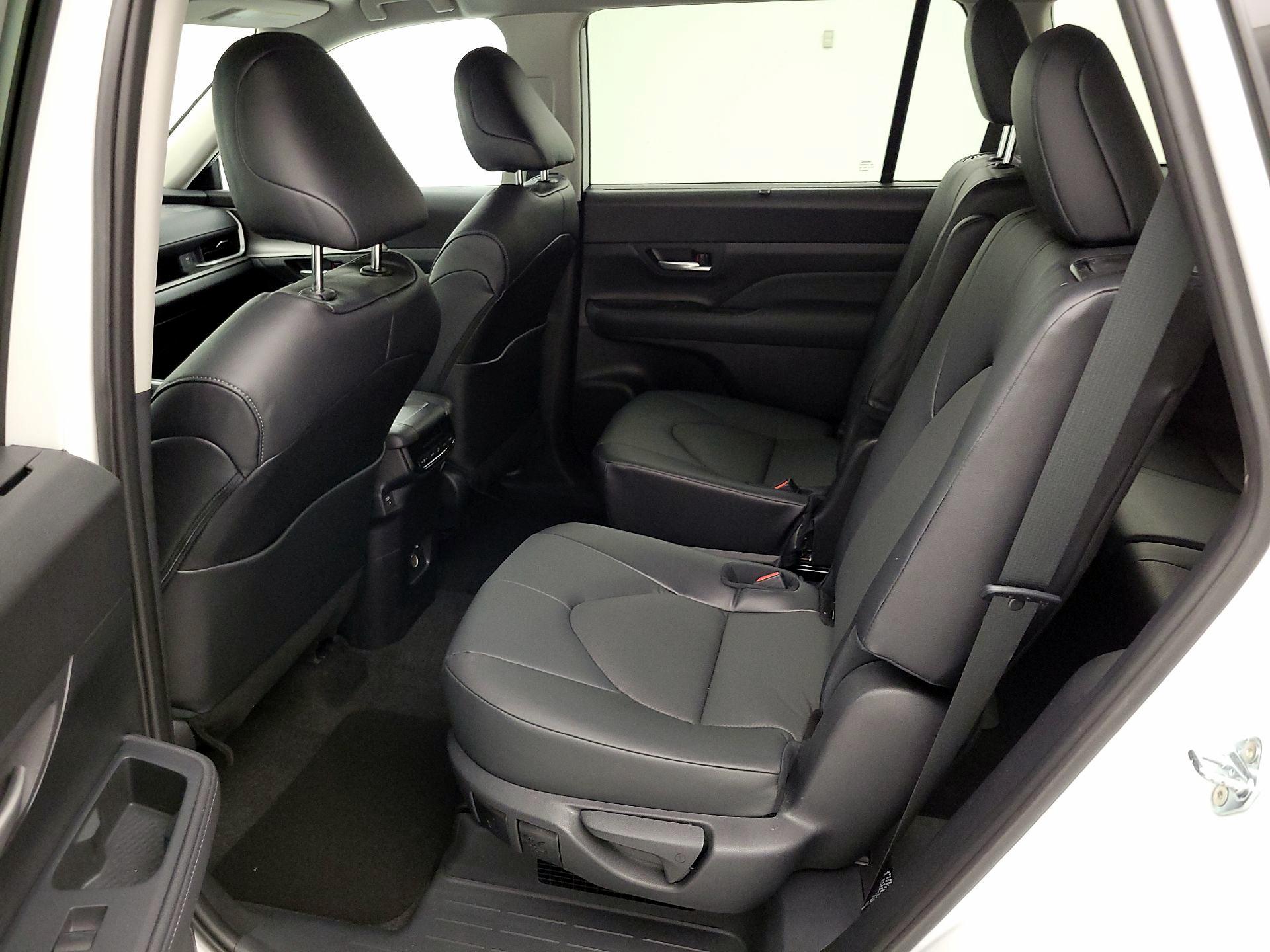Thumbnail: 2026 Toyota Highlander - 18
