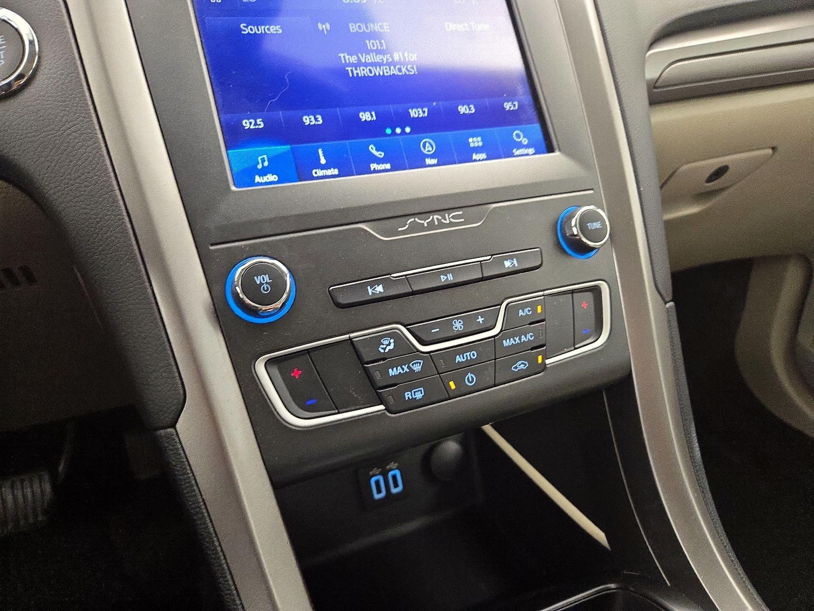 2020 Ford Fusion SE - Photo 18