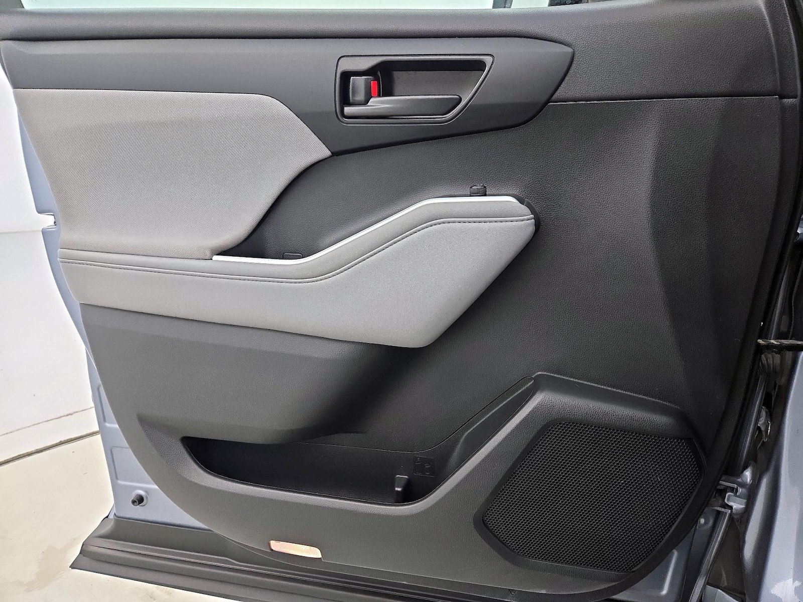 2021 Toyota Highlander LE - Photo 13