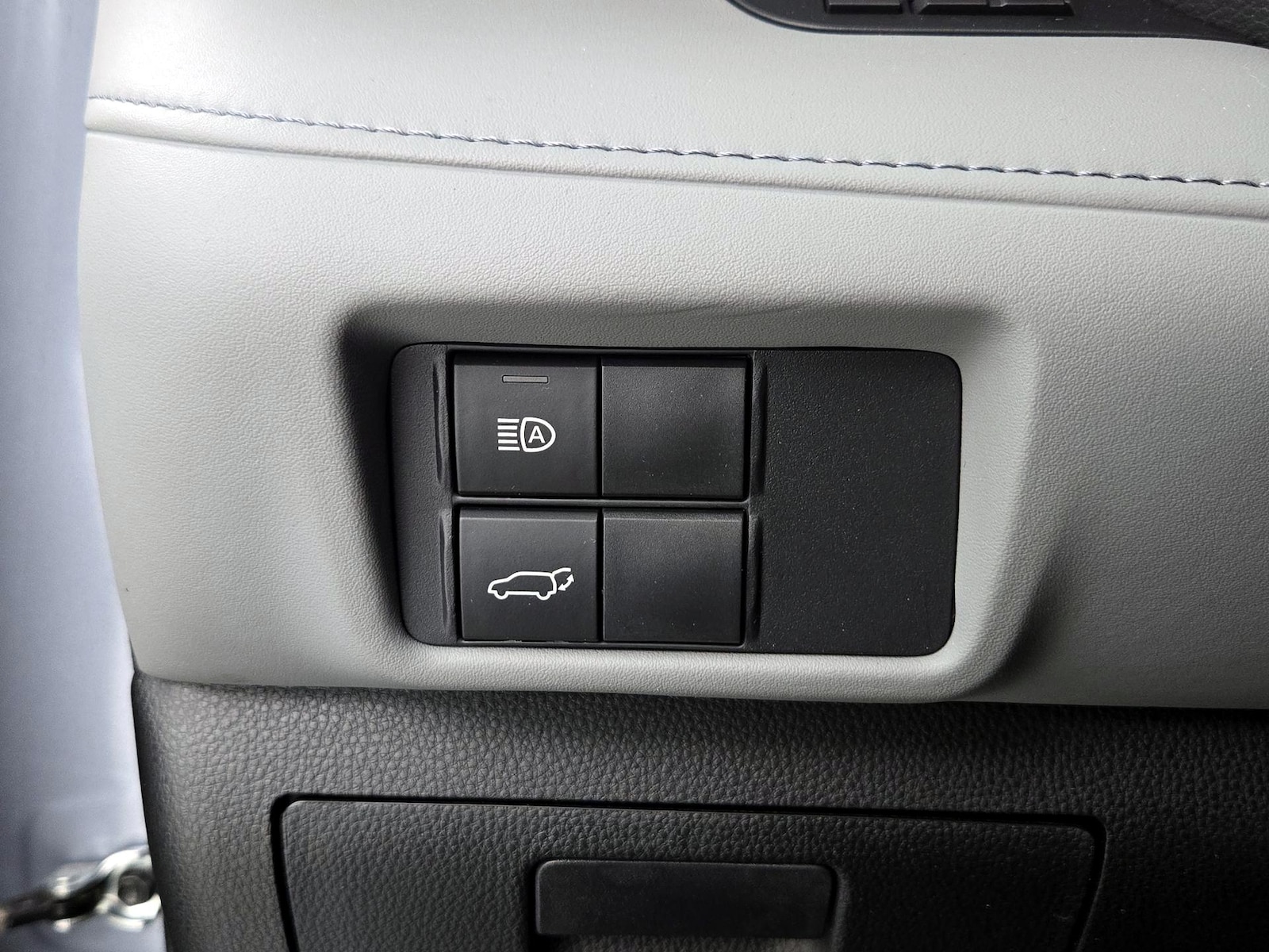 2021 Toyota Highlander LE - Photo 14