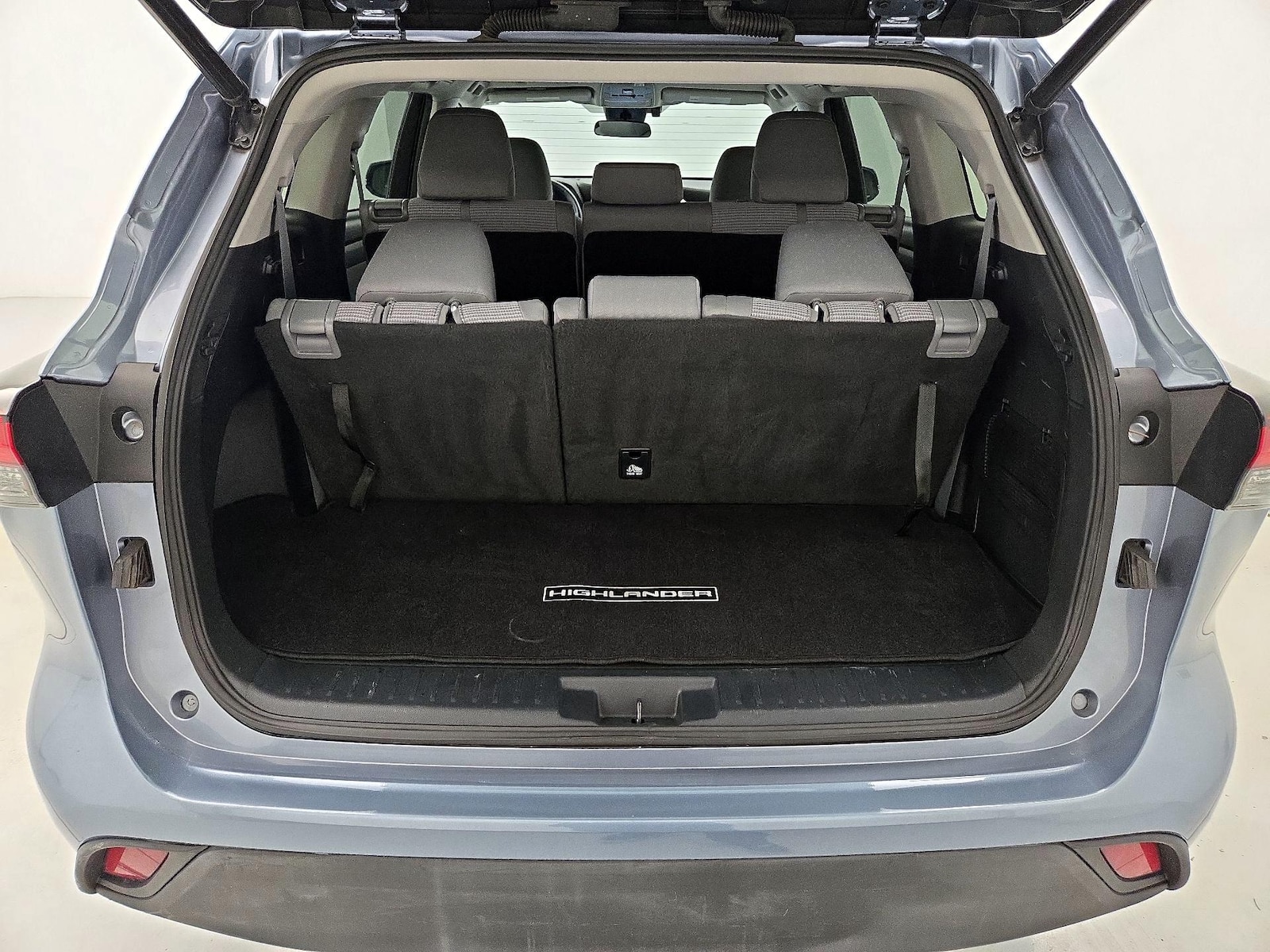 2021 Toyota Highlander LE - Photo 22