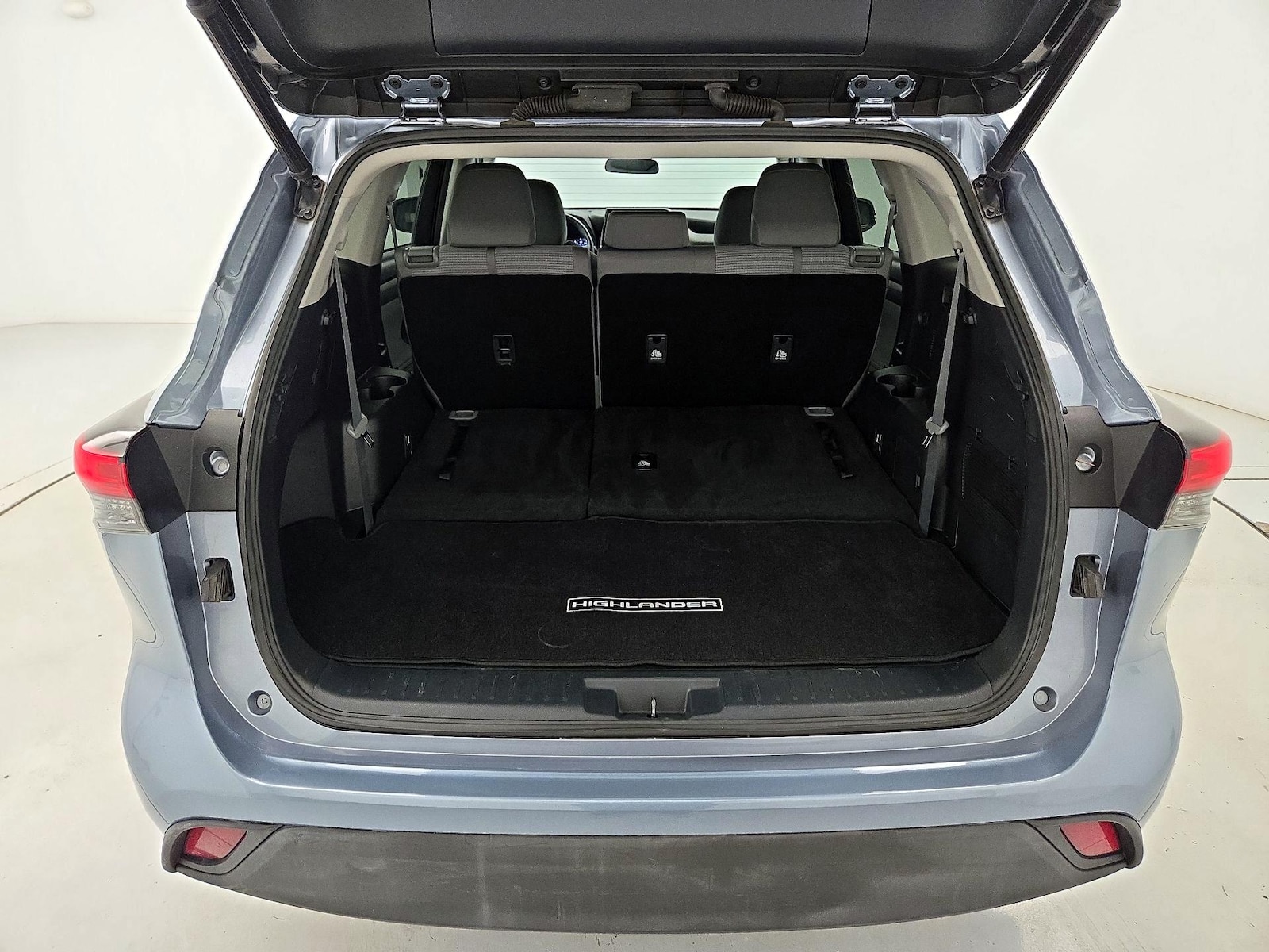 2021 Toyota Highlander LE - Photo 23