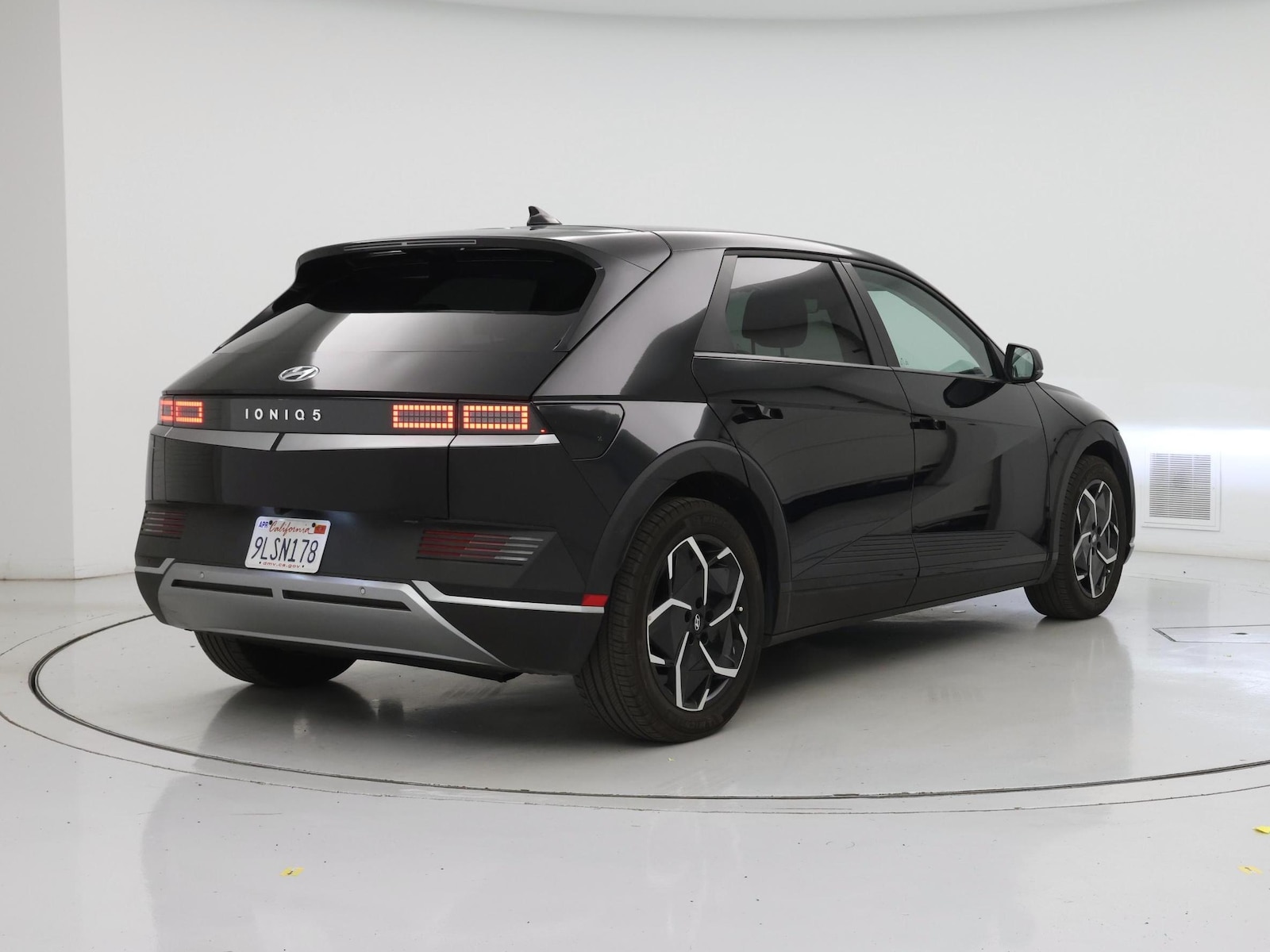 2024 Hyundai IONIQ 5 SE - Photo 9