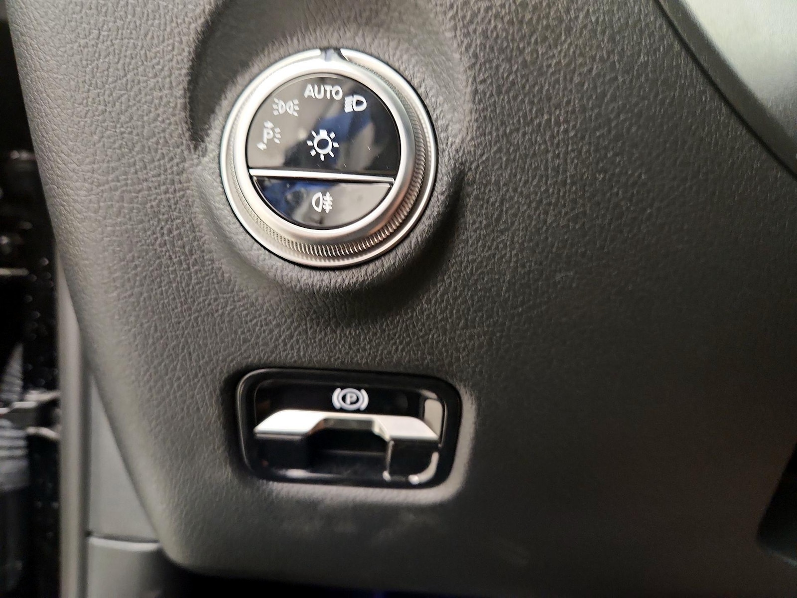 2025 Mercedes-Benz C-Class Sedan C 300 - Photo 14