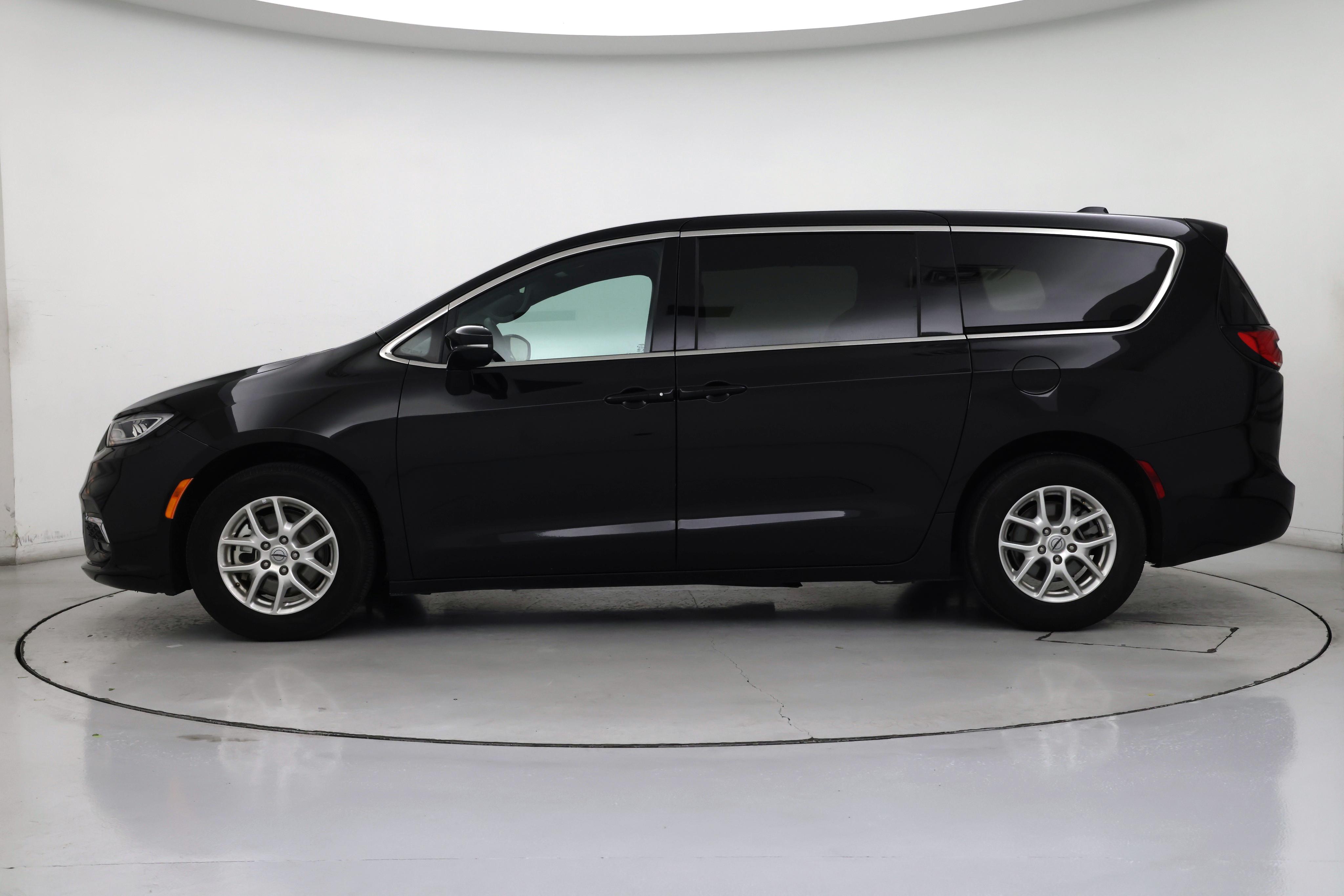 Thumbnail: 2025 Chrysler Pacifica - 3