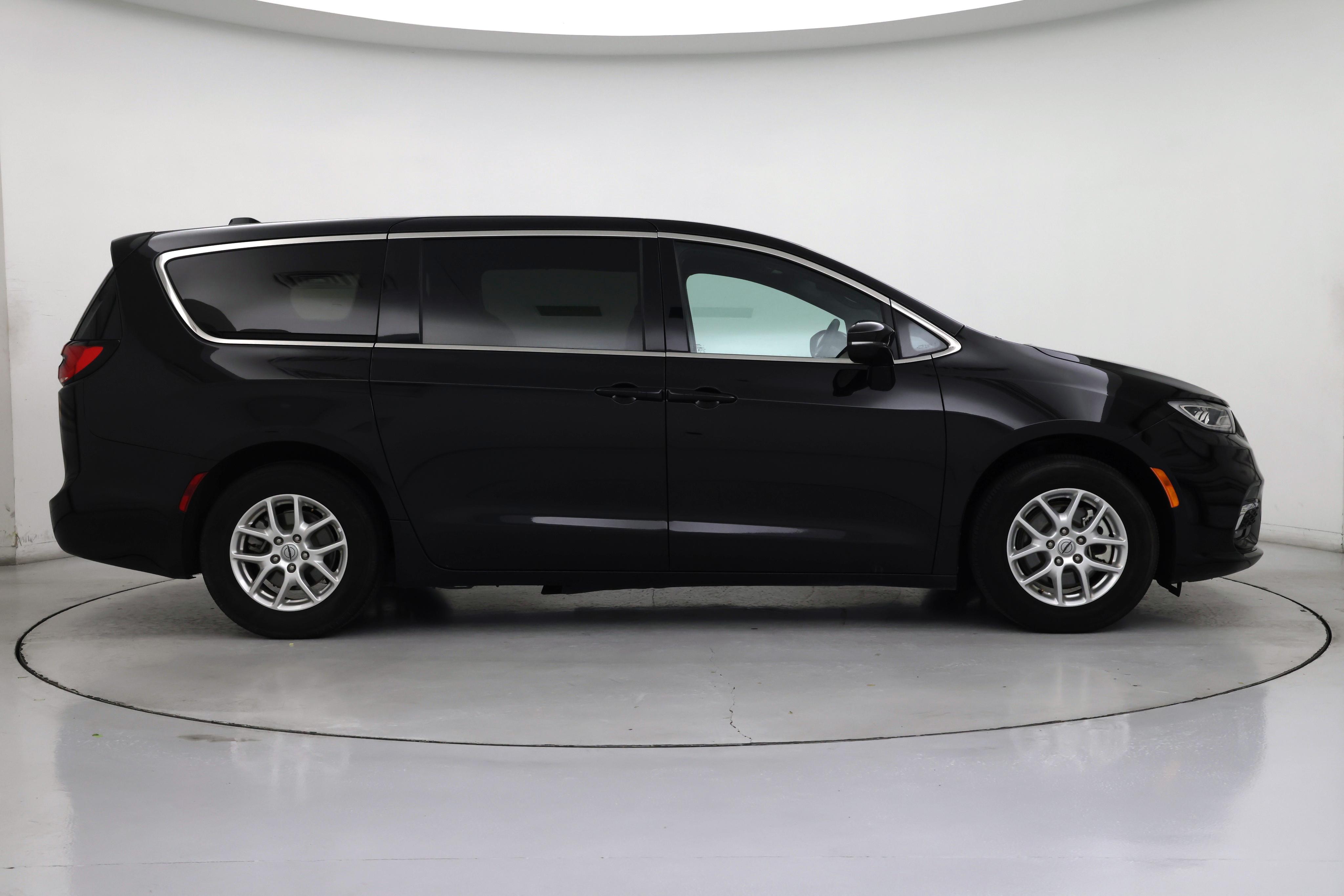 Thumbnail: 2025 Chrysler Pacifica - 7
