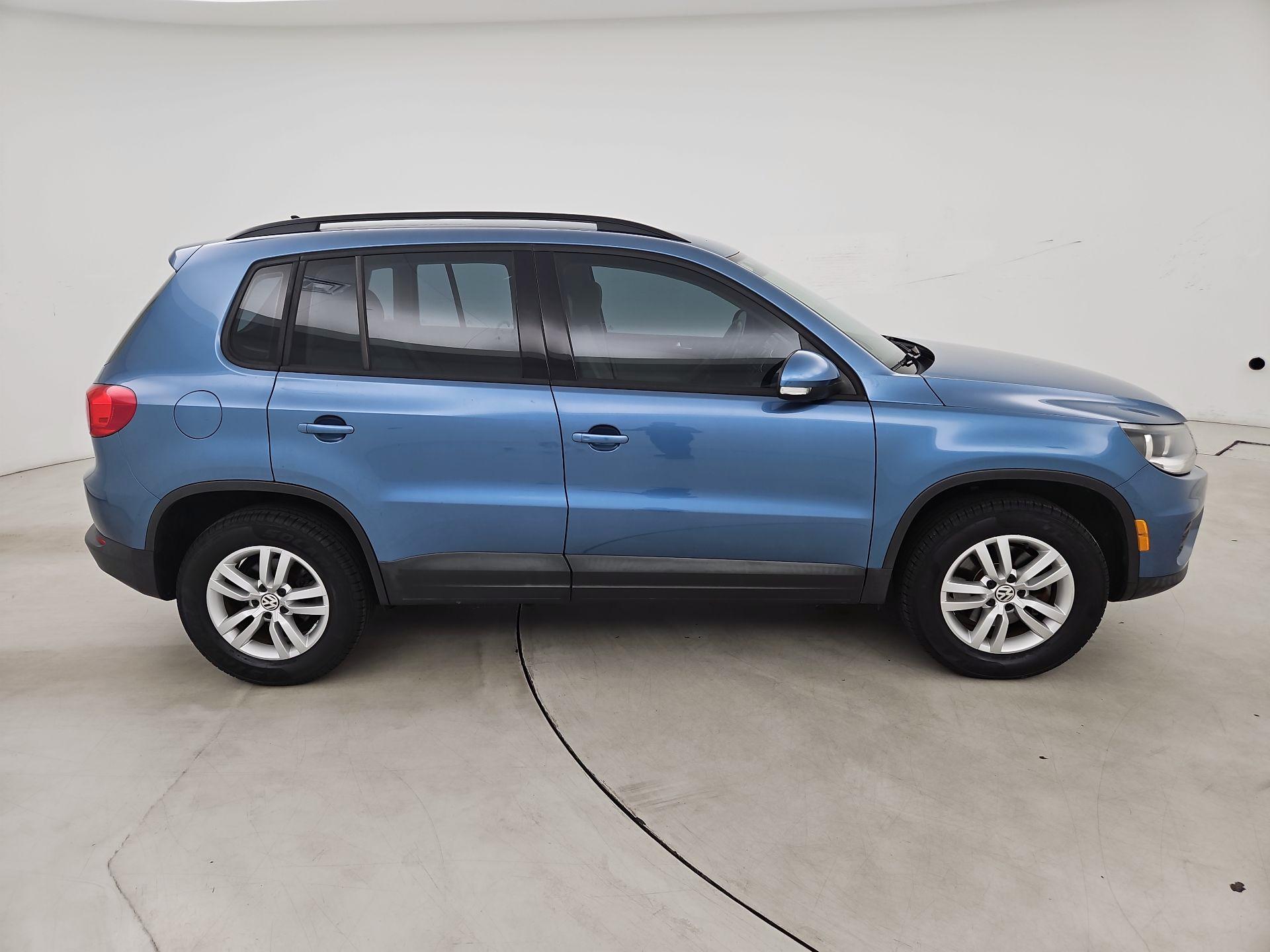 Thumbnail: 2017 Volkswagen Tiguan - 4