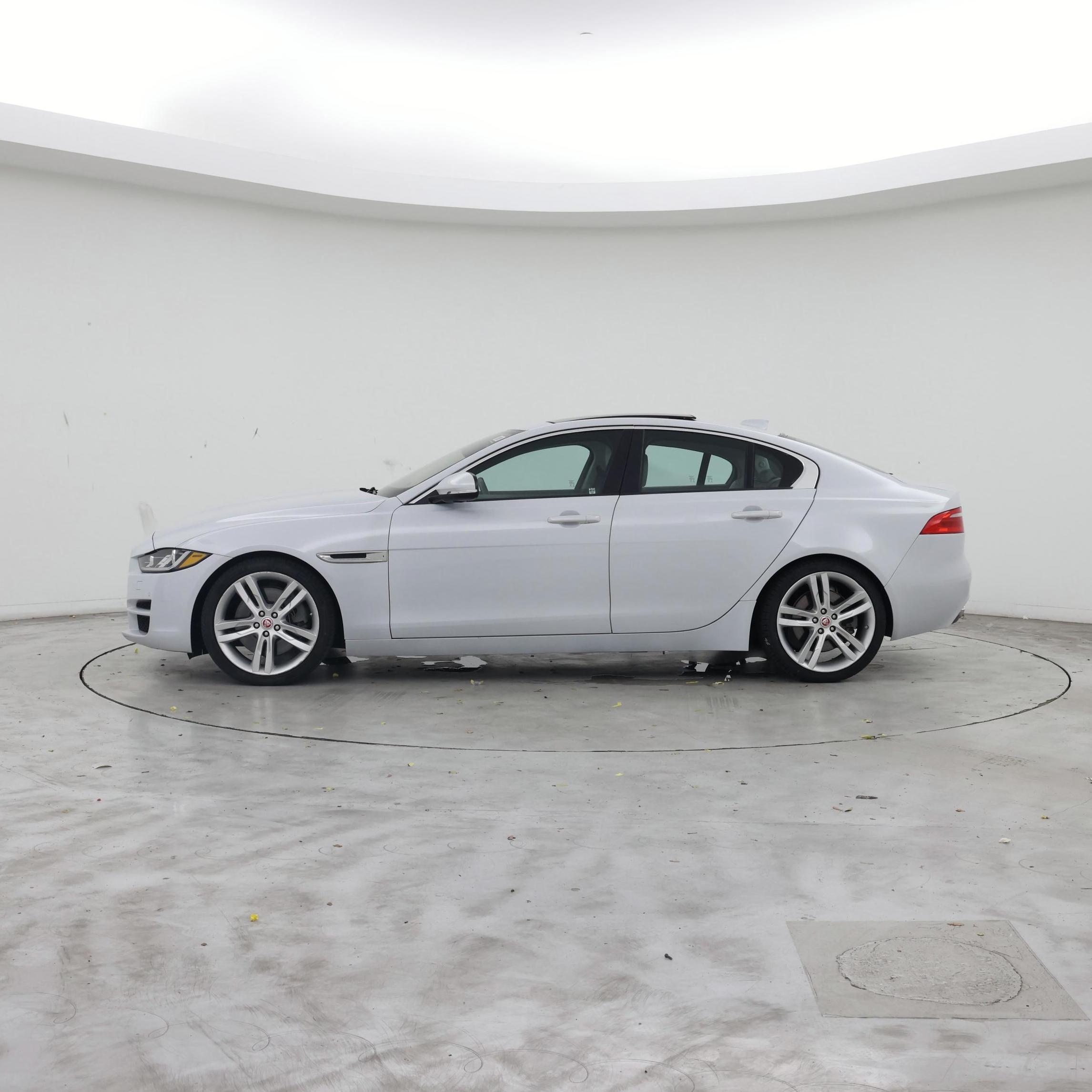 Thumbnail: 2017 Jaguar XE - 3