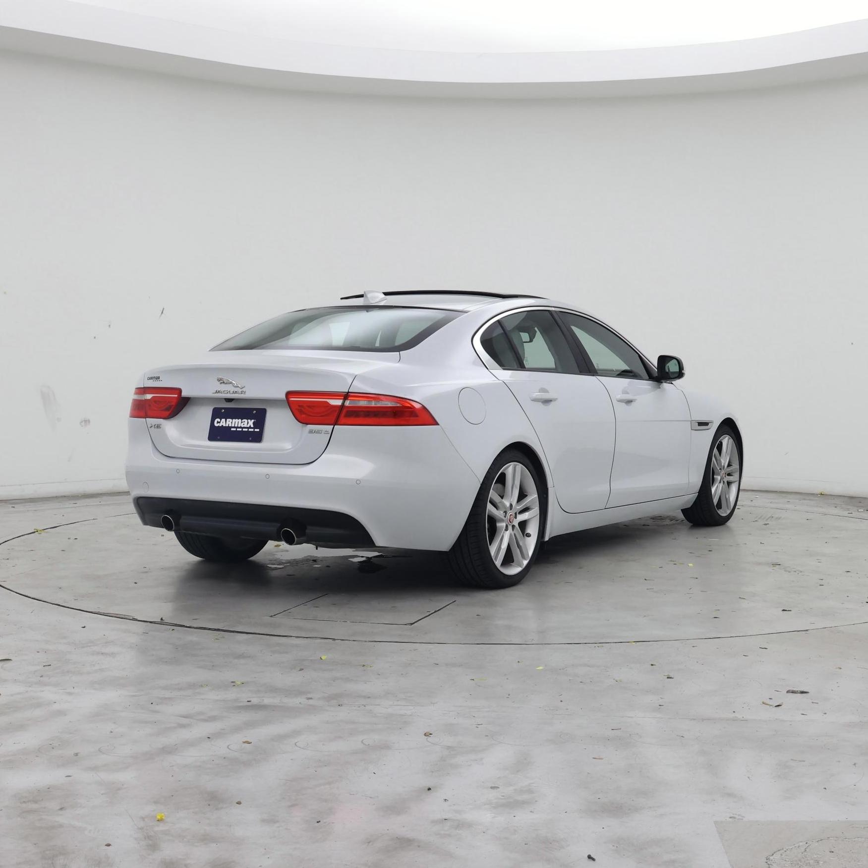 Thumbnail: 2017 Jaguar XE - 8