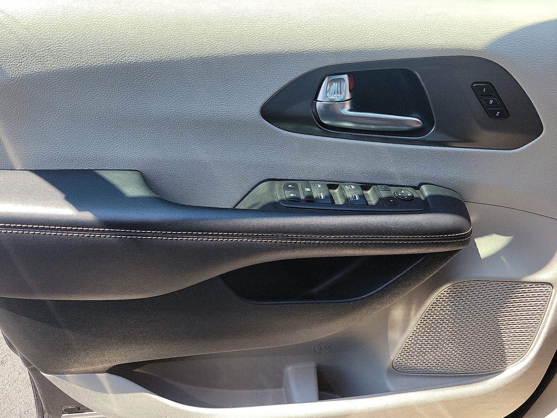 Thumbnail: 2023 Chrysler Pacifica - 10