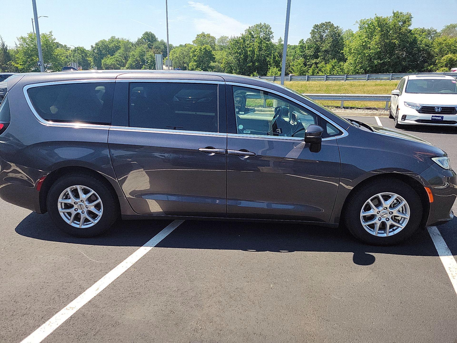 Thumbnail: 2023 Chrysler Pacifica - 4