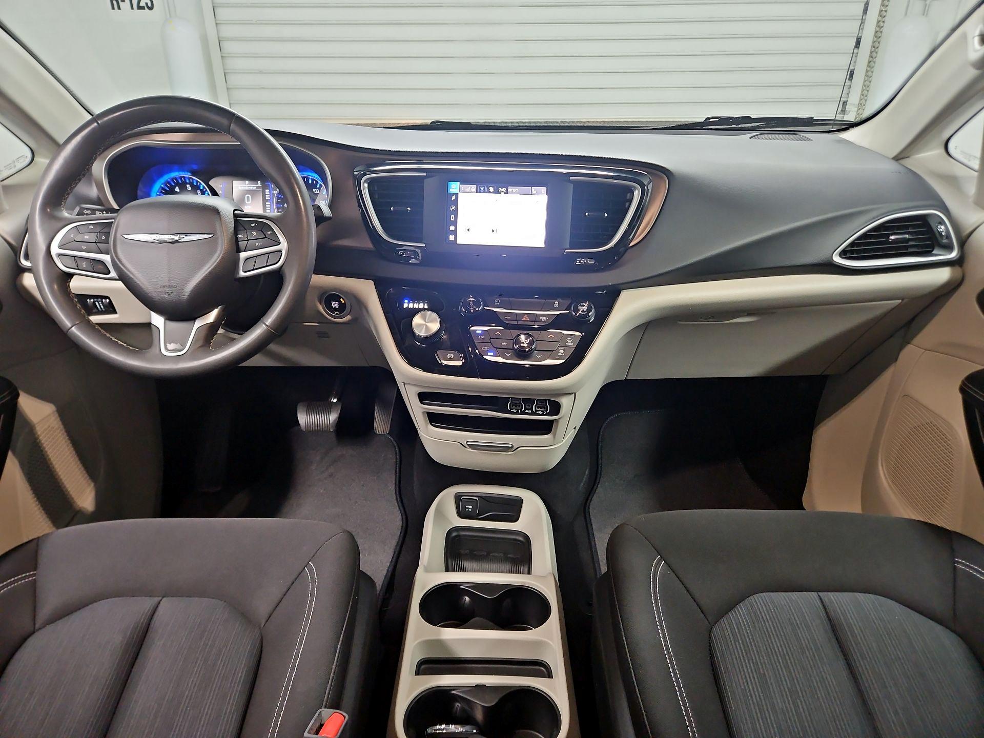 Thumbnail: 2023 Chrysler Voyager - 9