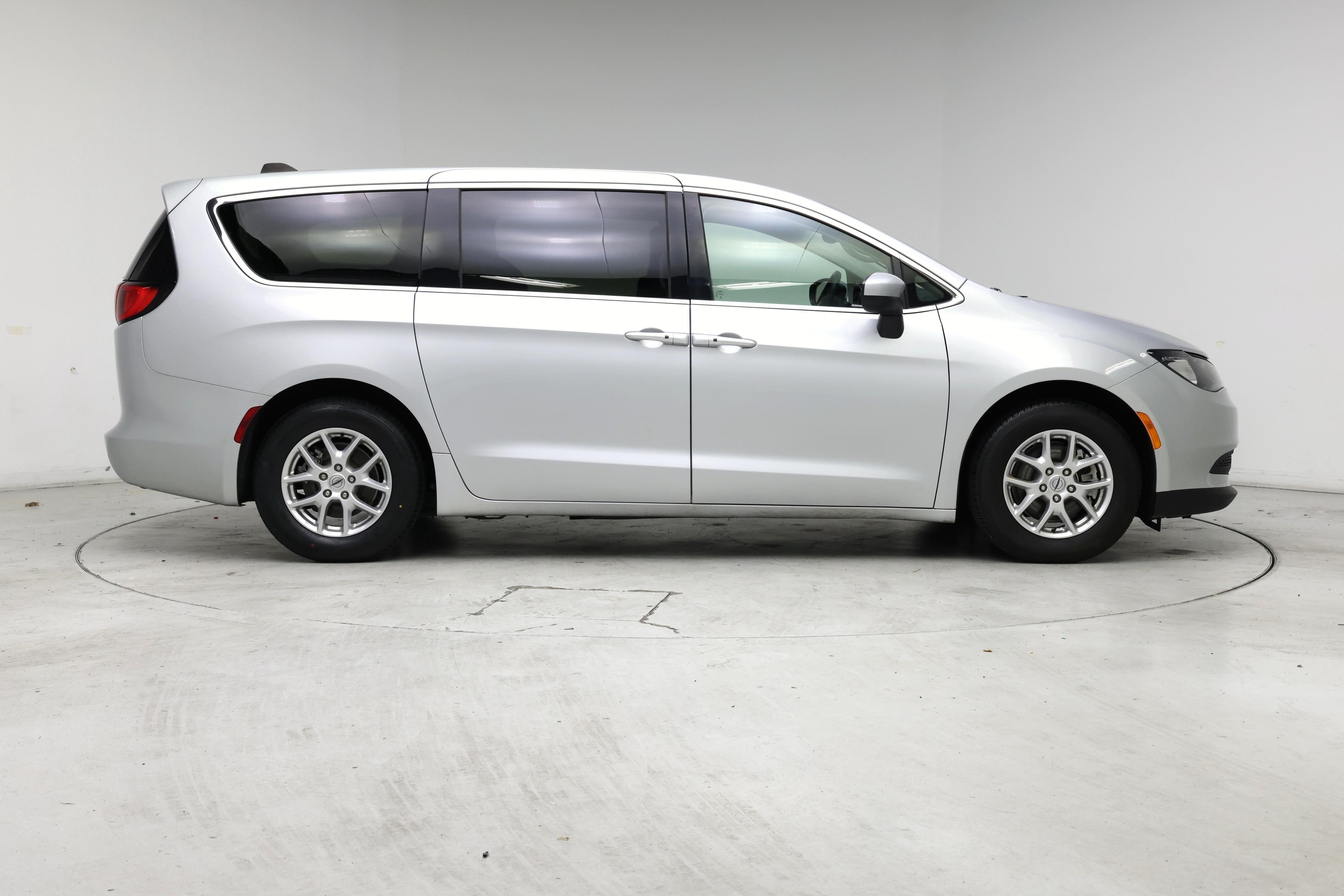 Thumbnail: 2023 Chrysler Voyager - 7