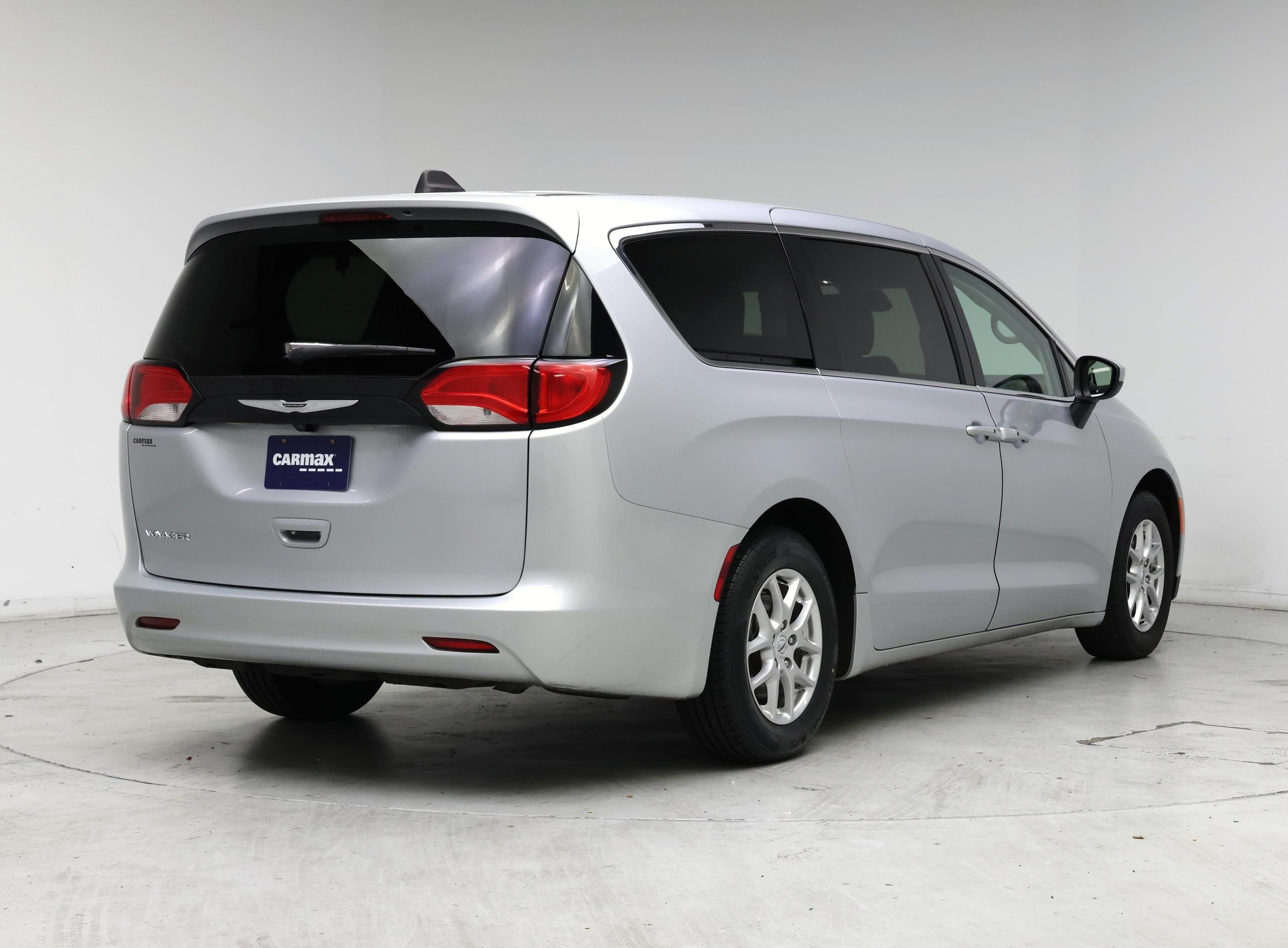 Thumbnail: 2023 Chrysler Voyager - 8