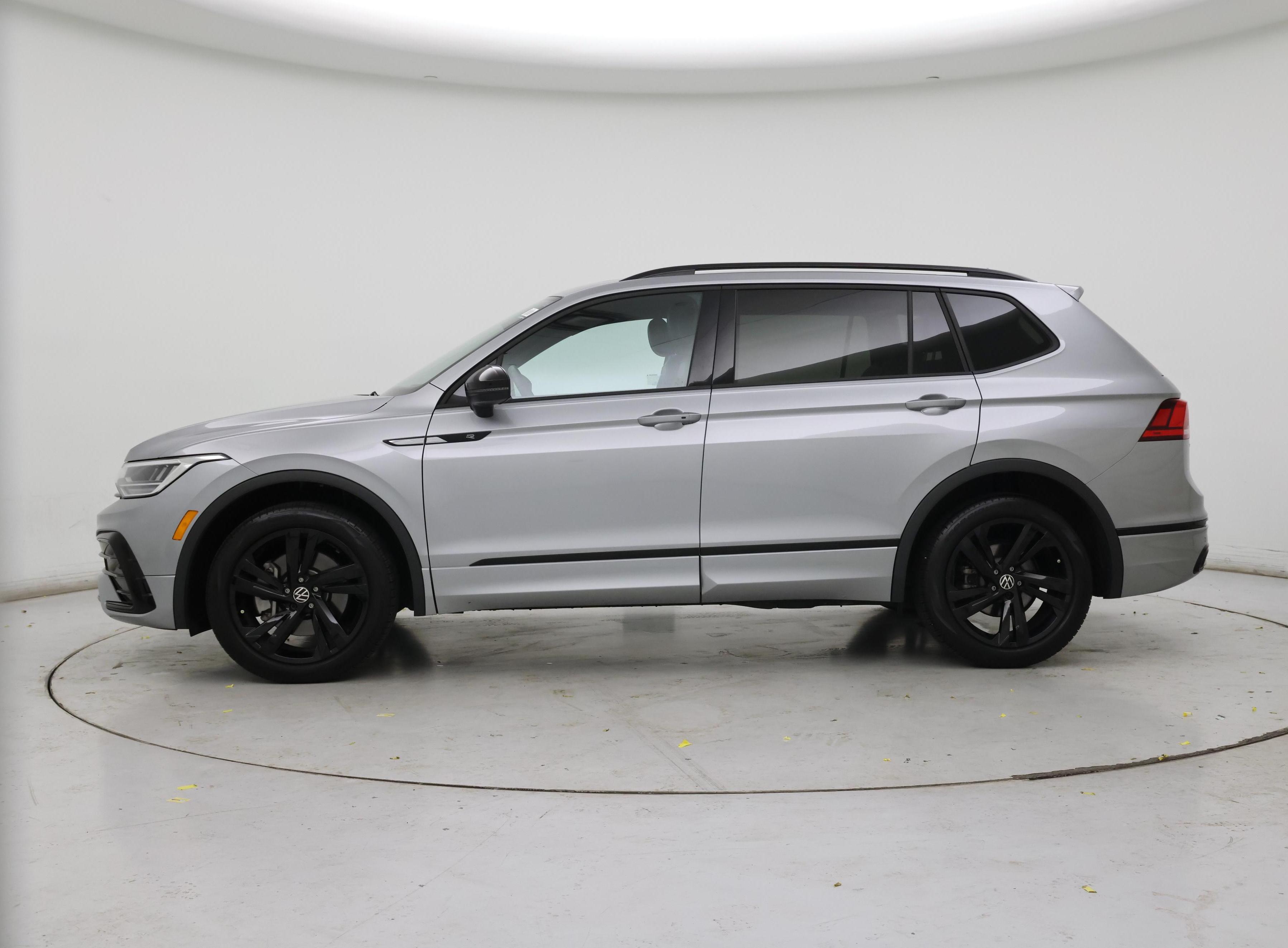 Thumbnail: 2023 Volkswagen Tiguan - 3