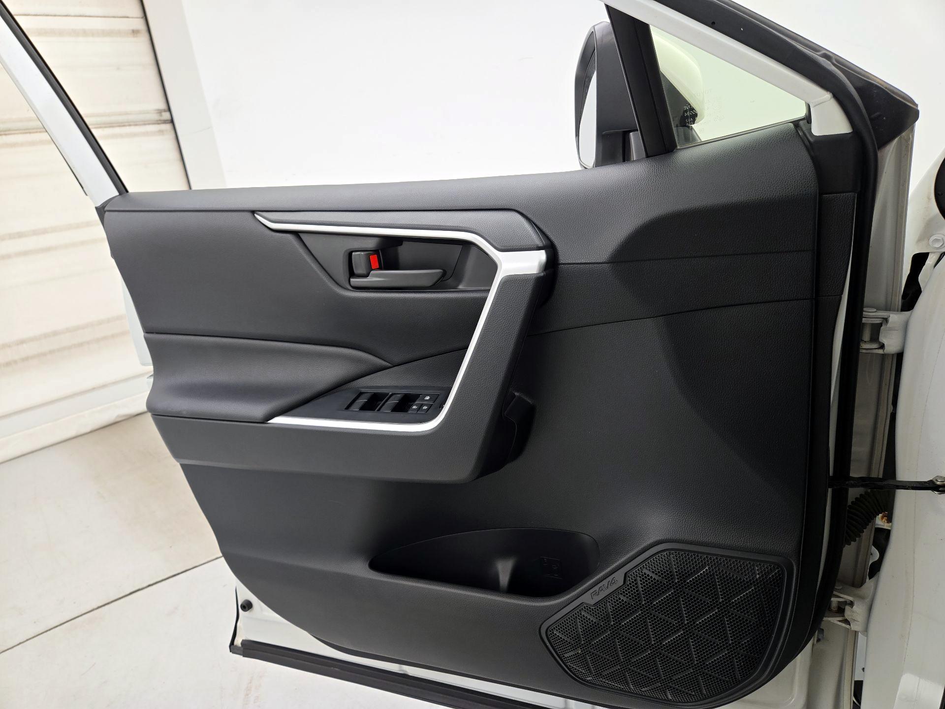 Thumbnail: 2019 Toyota RAV4 - 12
