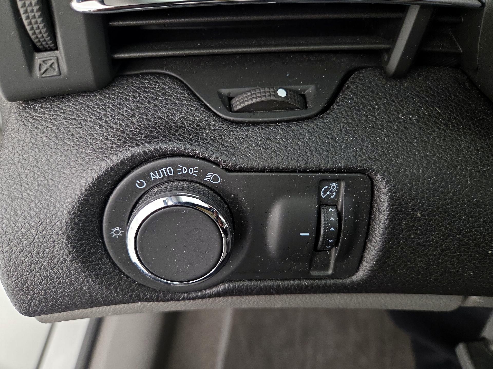 Thumbnail: 2016 Chevrolet Malibu - 13