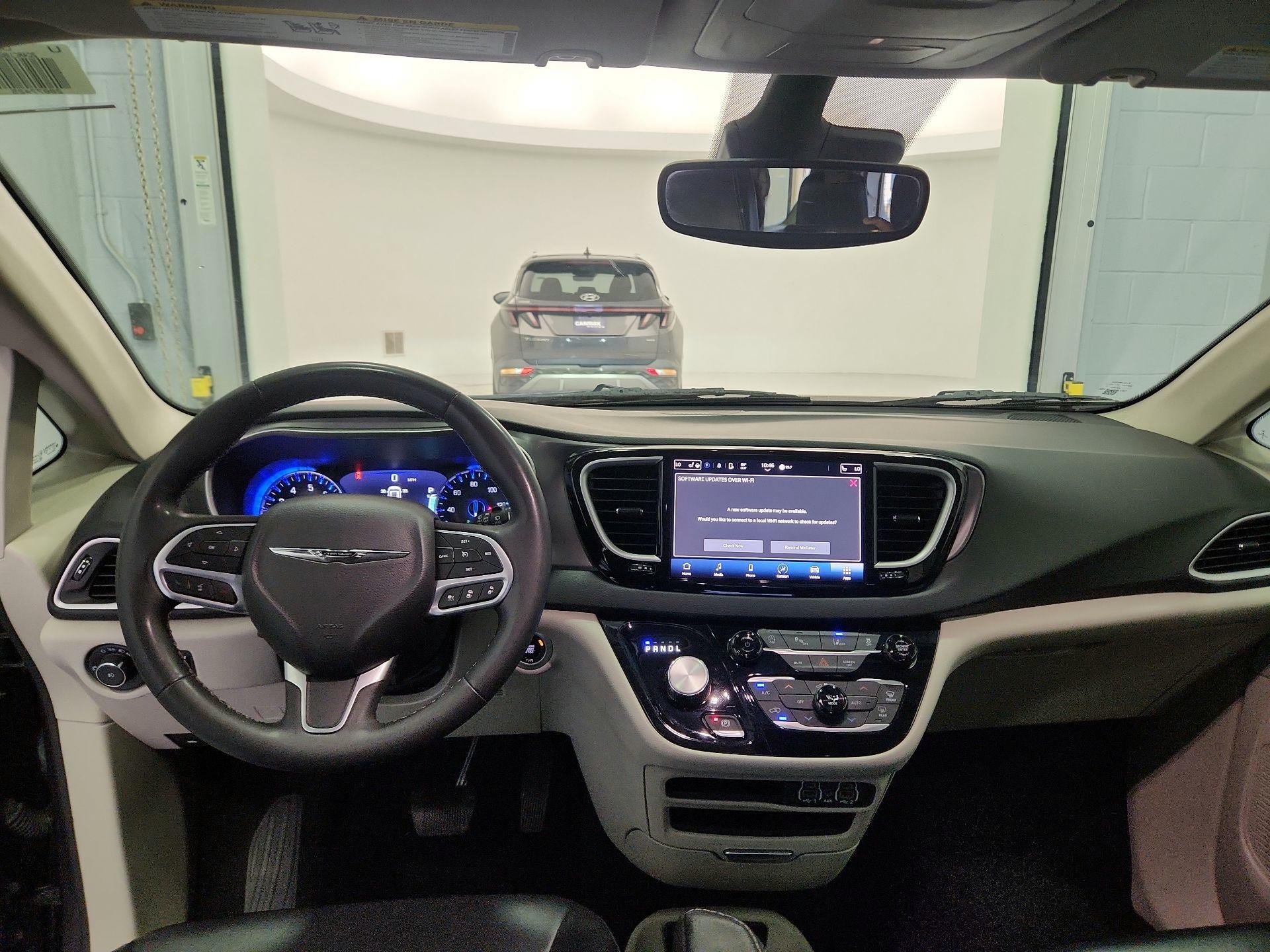 Thumbnail: 2023 Chrysler Pacifica - 9
