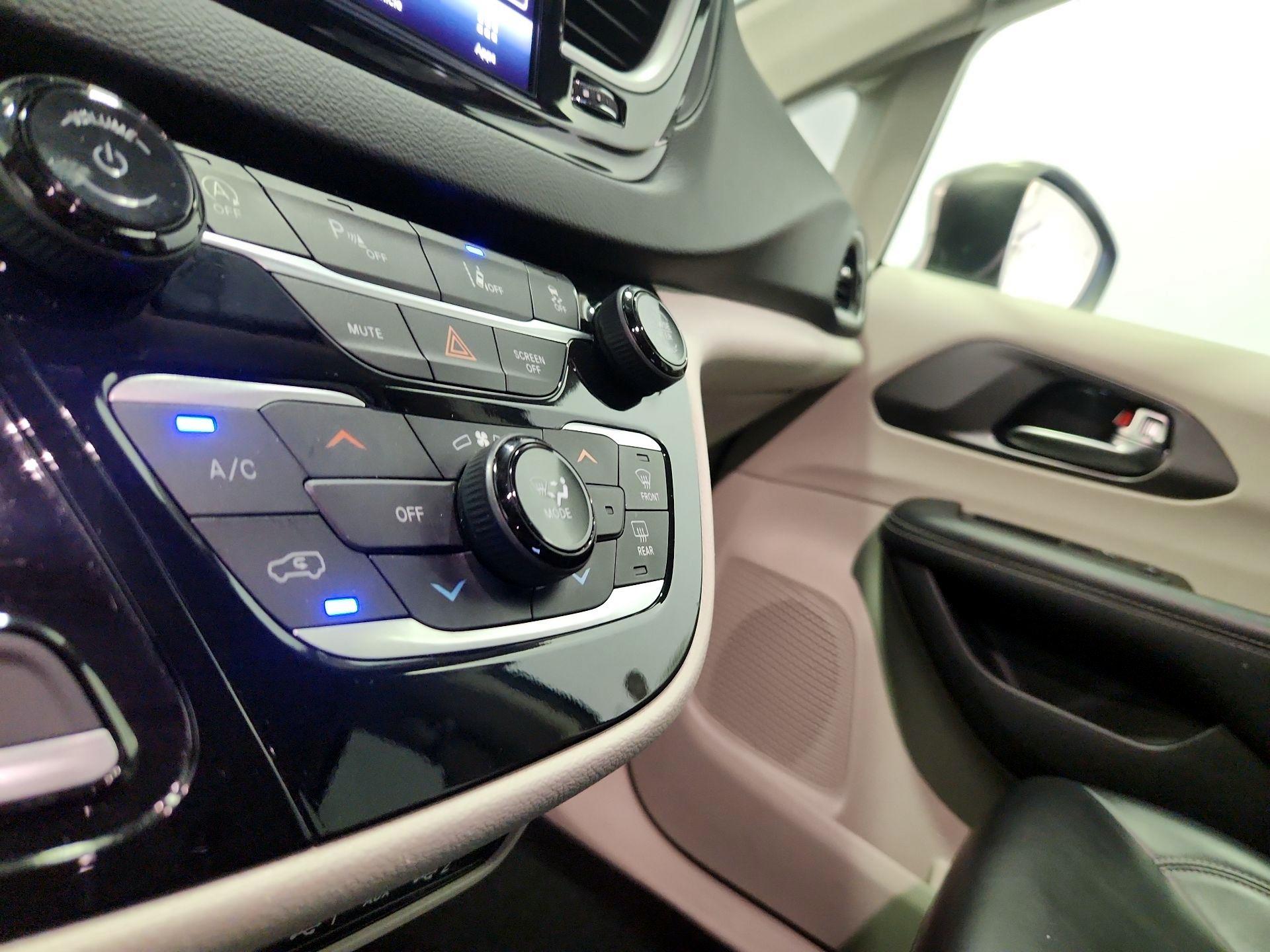 Thumbnail: 2023 Chrysler Pacifica - 16