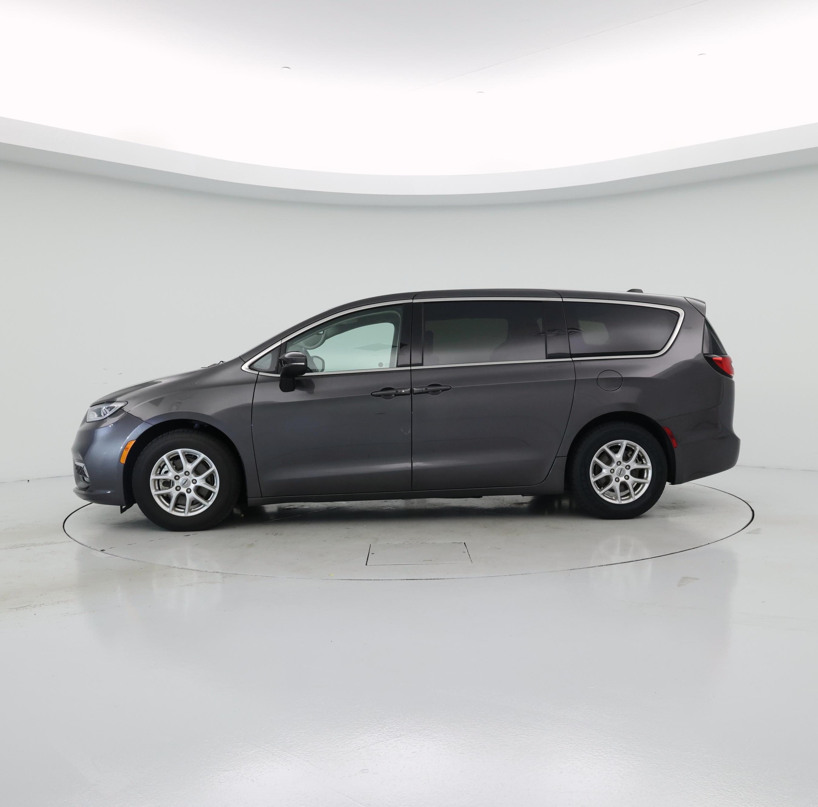 Thumbnail: 2023 Chrysler Pacifica - 3