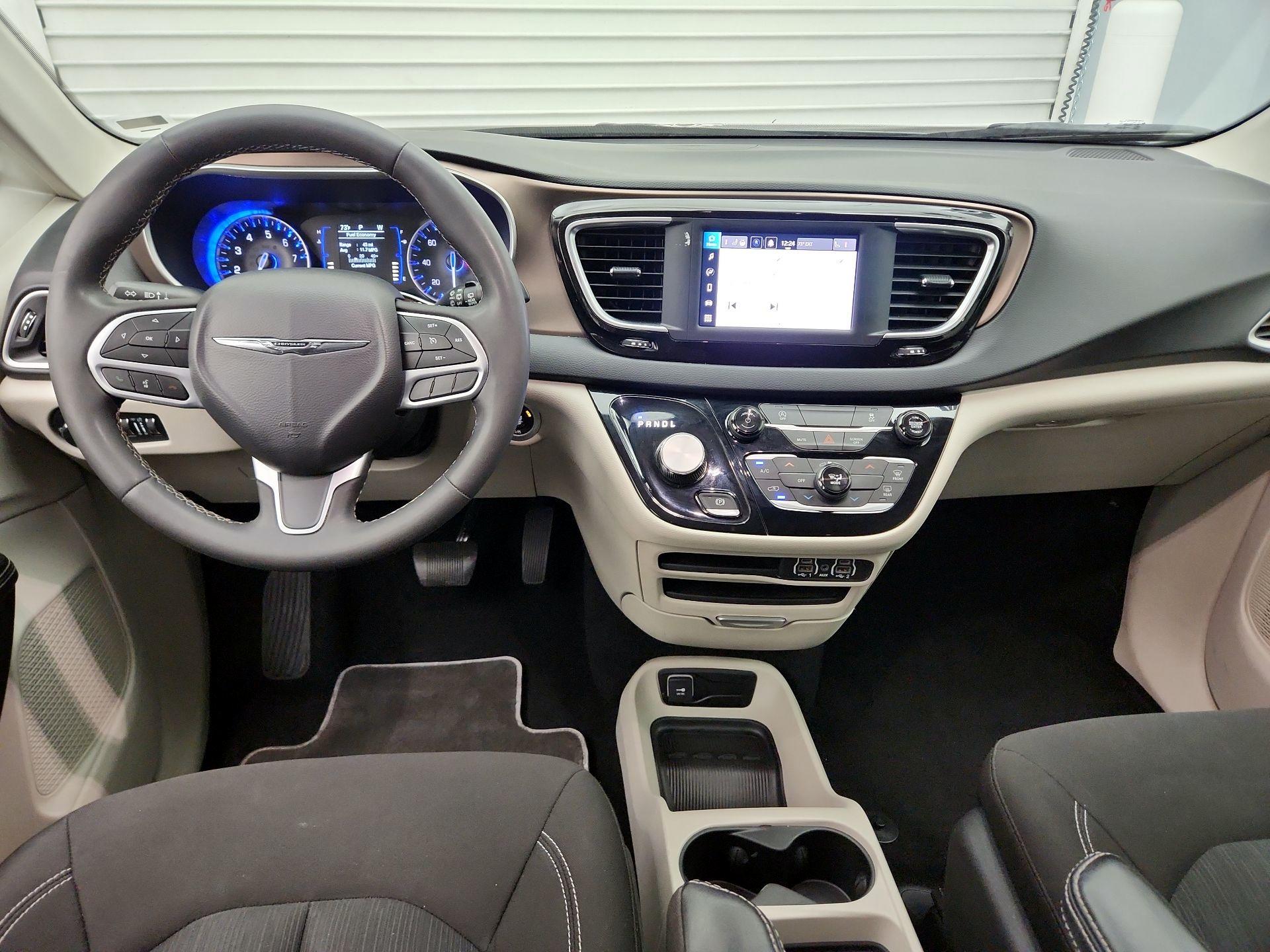 Thumbnail: 2023 Chrysler Voyager - 9