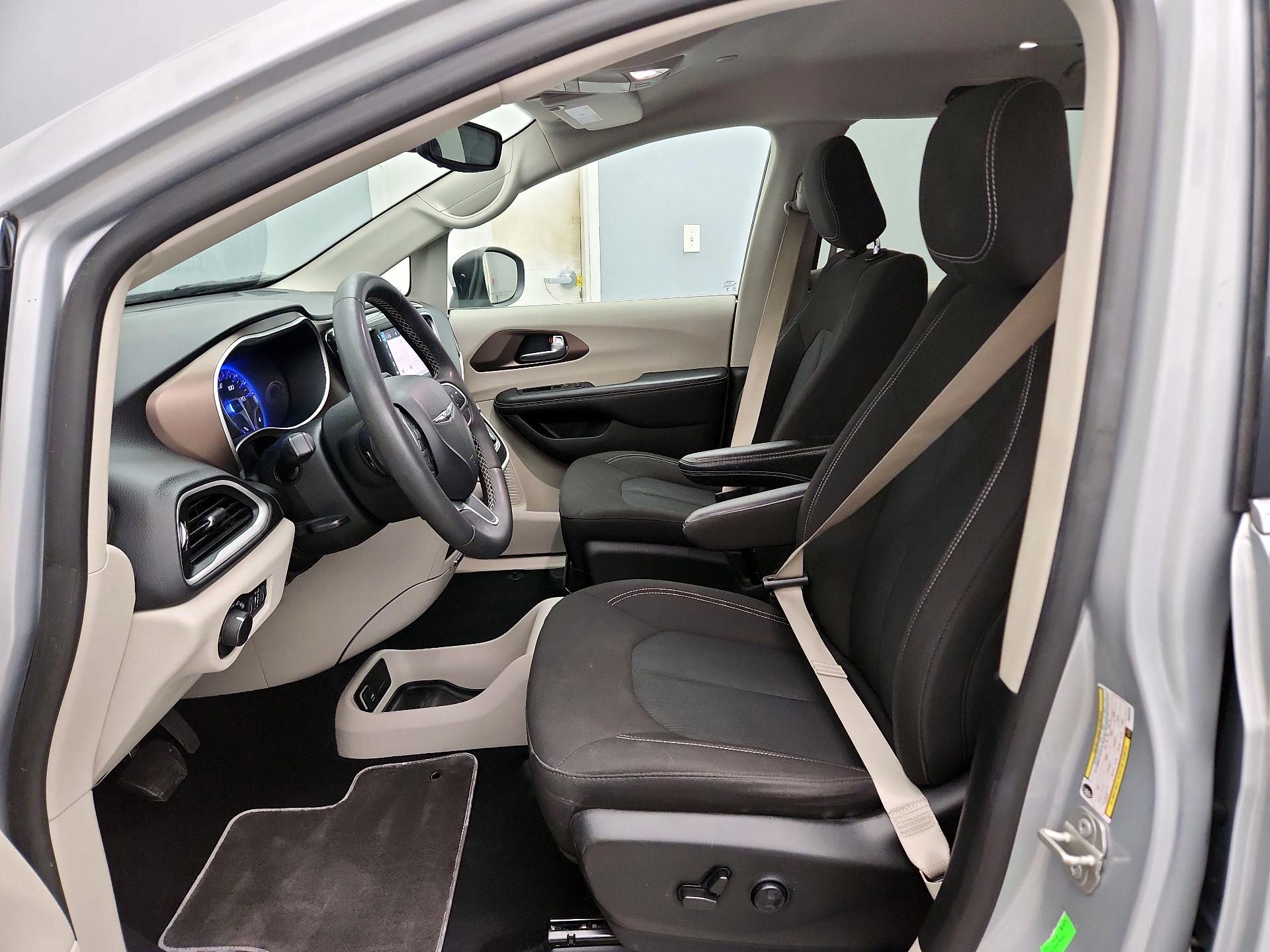 Thumbnail: 2023 Chrysler Voyager - 11