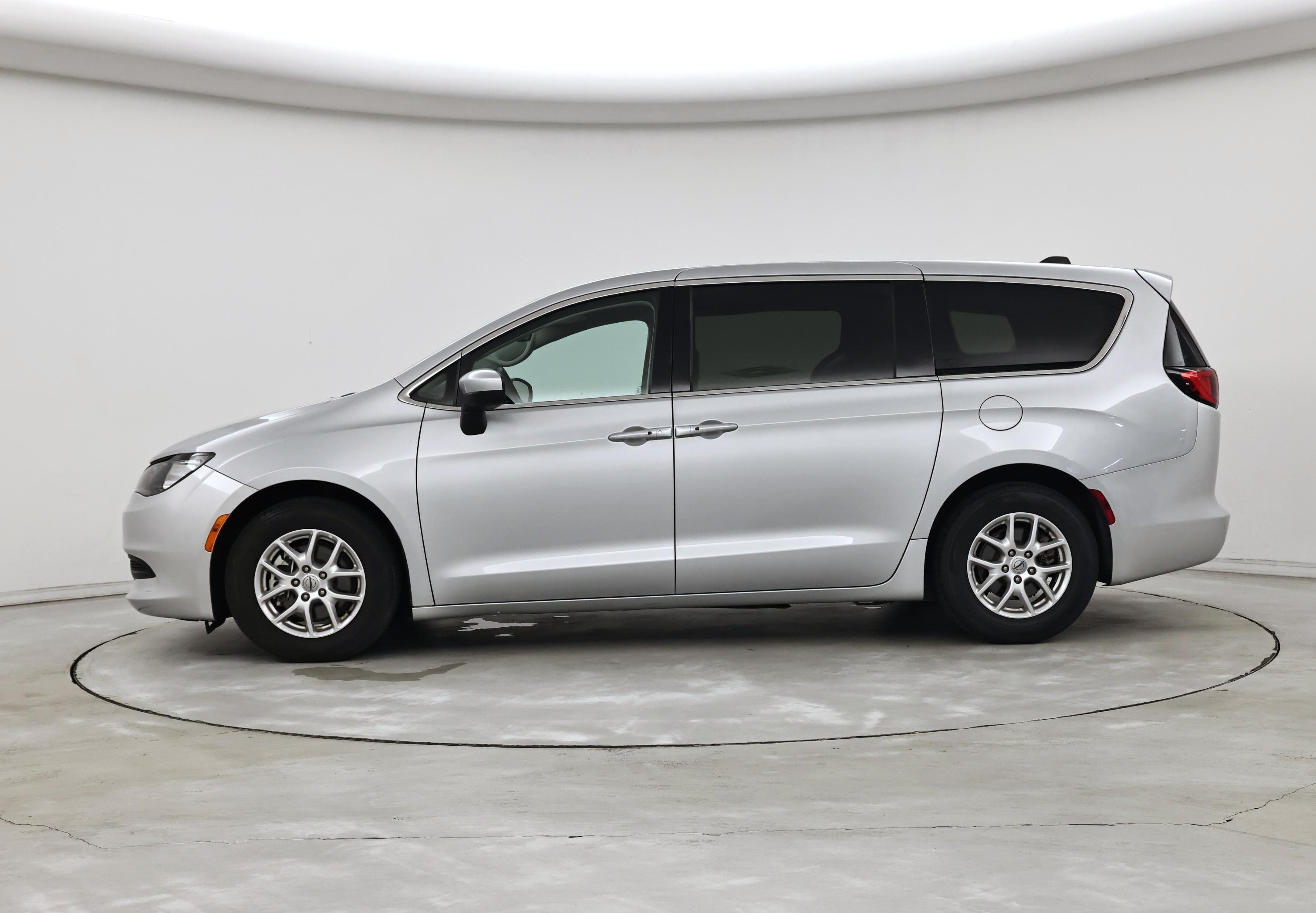 Thumbnail: 2023 Chrysler Voyager - 3