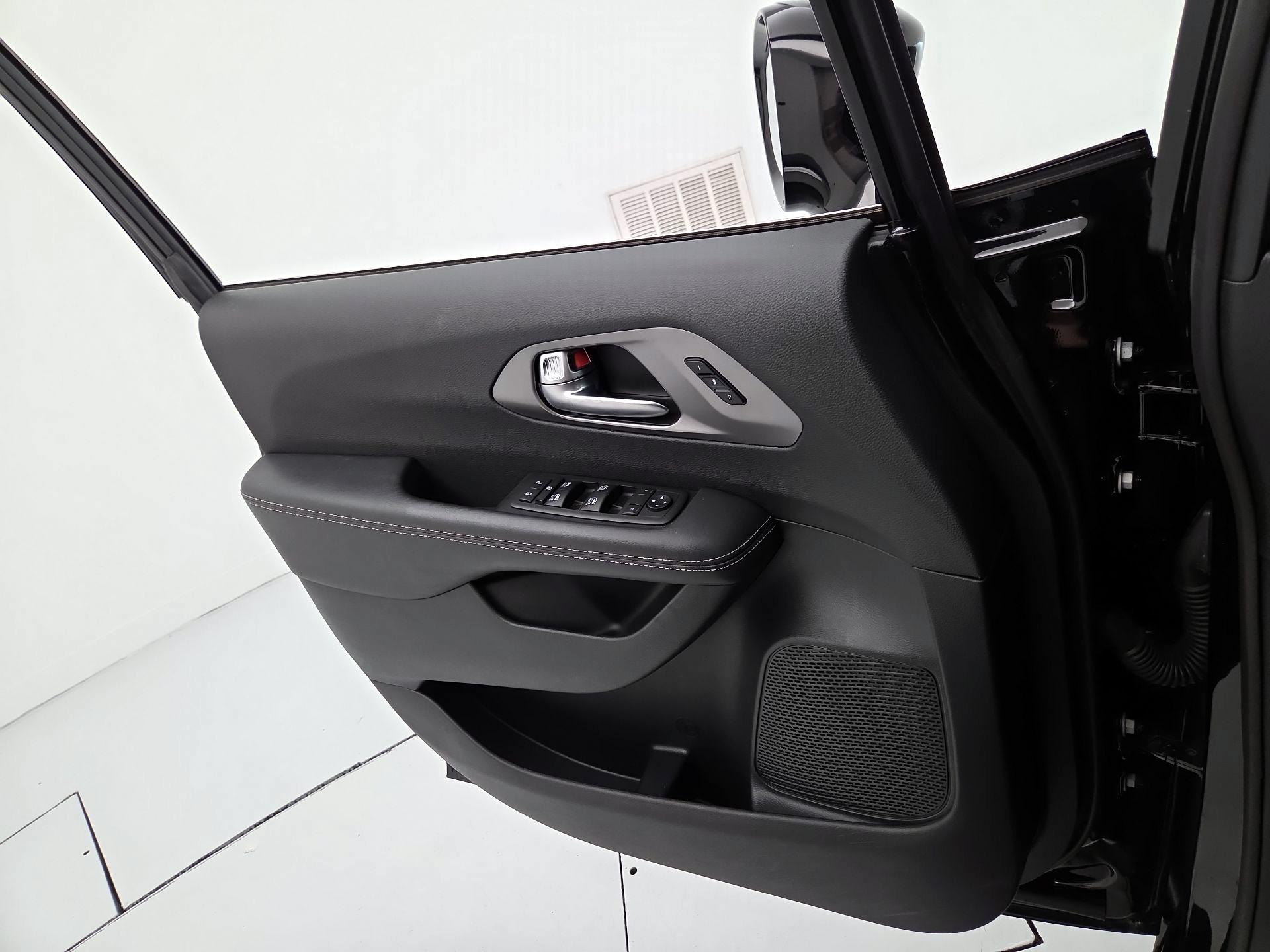 Thumbnail: 2025 Chrysler Pacifica - 12