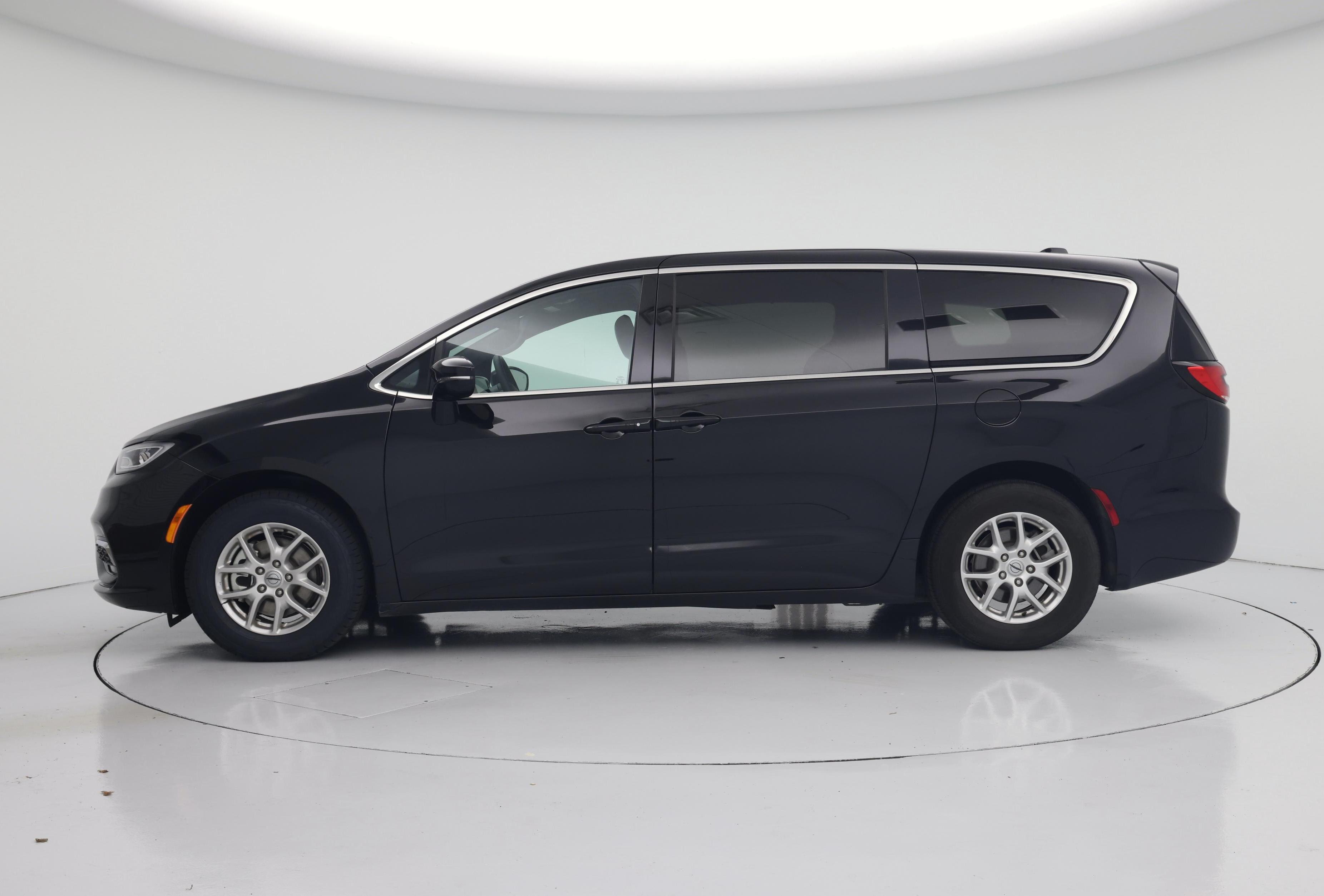 Thumbnail: 2025 Chrysler Pacifica - 3