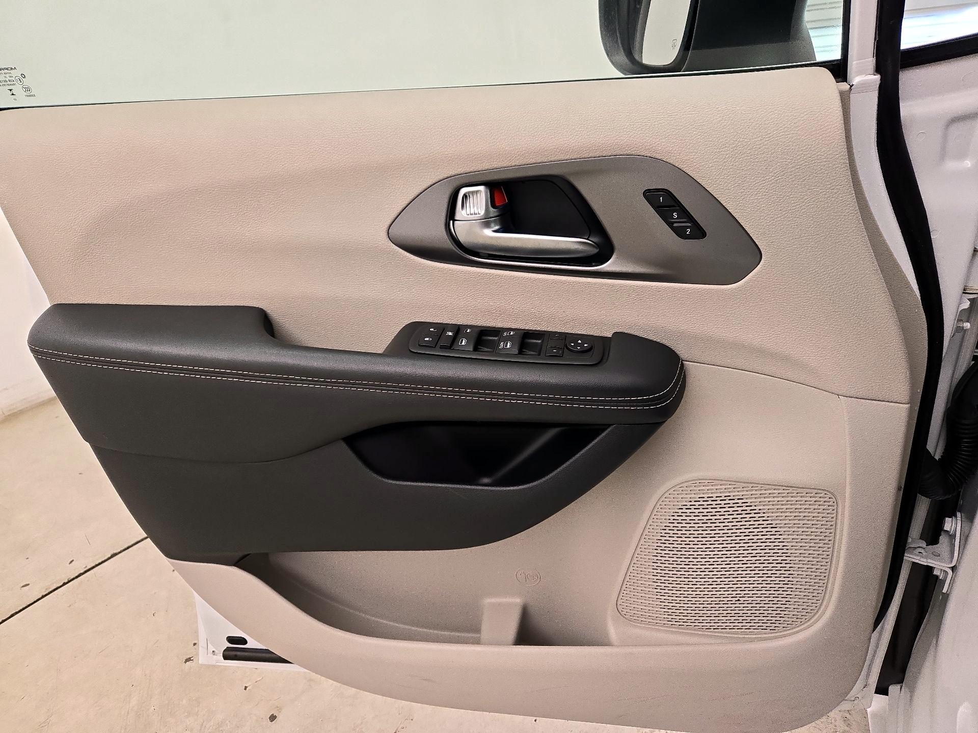 Thumbnail: 2023 Chrysler Pacifica - 12
