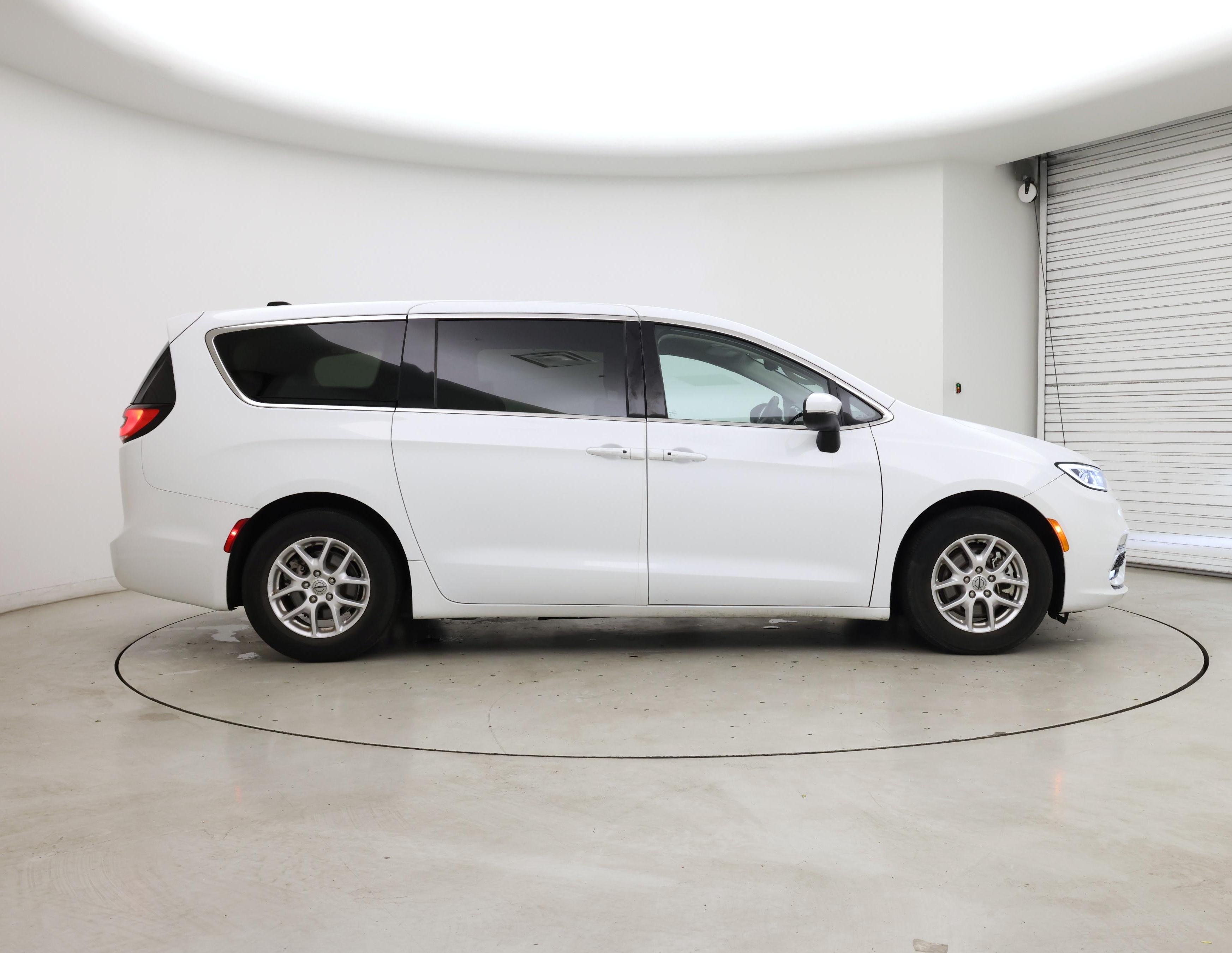 Thumbnail: 2023 Chrysler Pacifica - 7