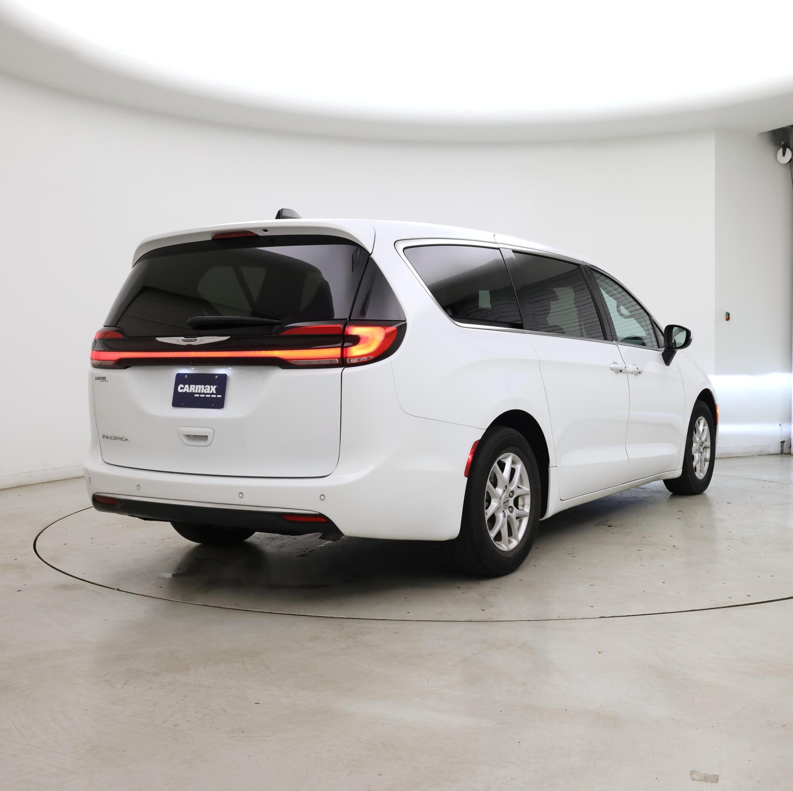 Thumbnail: 2023 Chrysler Pacifica - 8
