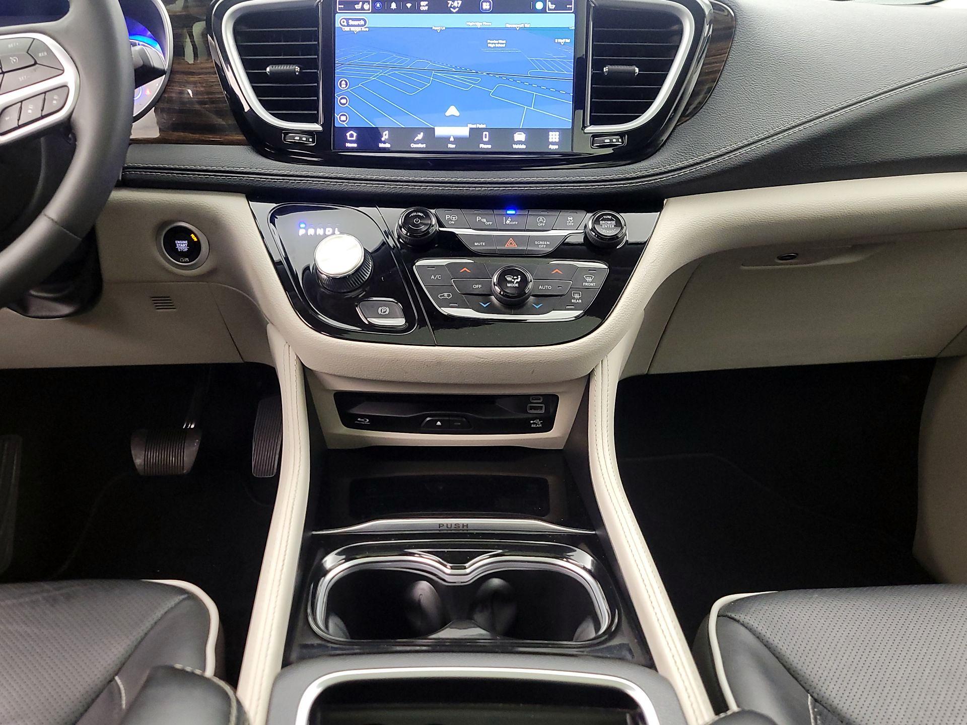 Thumbnail: 2023 Chrysler Pacifica - 18
