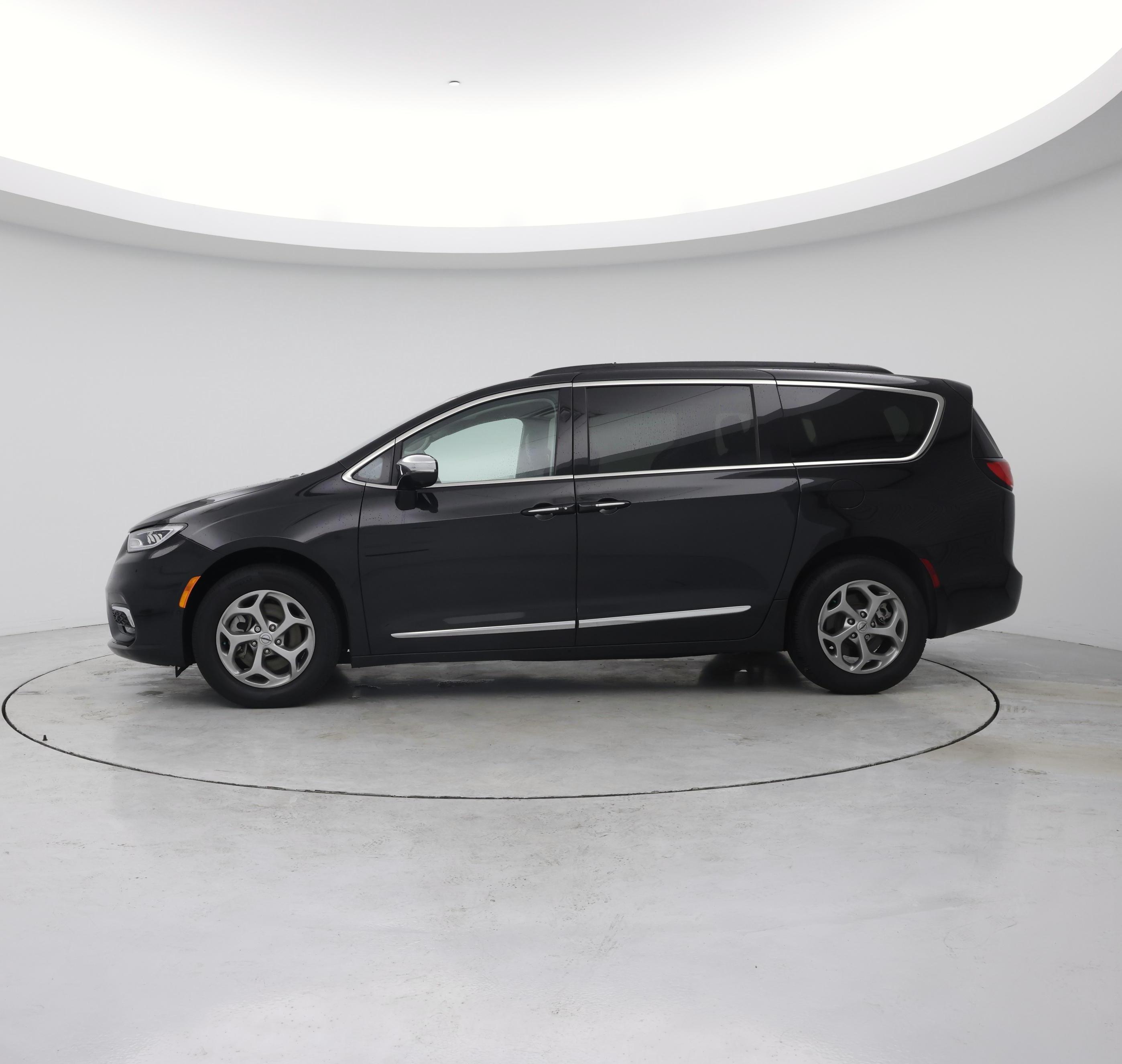 Thumbnail: 2023 Chrysler Pacifica - 3
