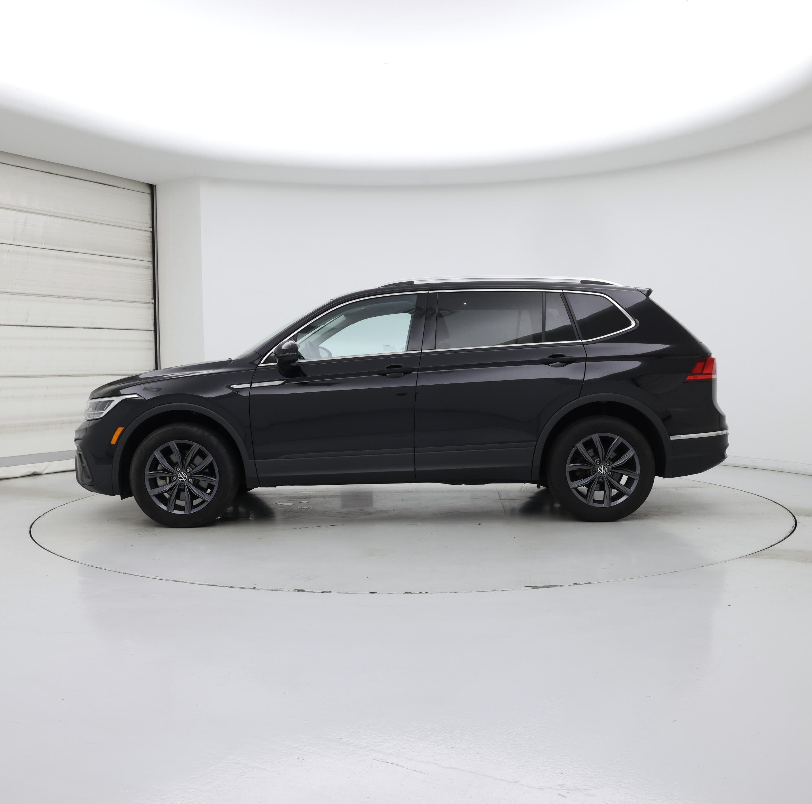 Thumbnail: 2022 Volkswagen Tiguan - 3
