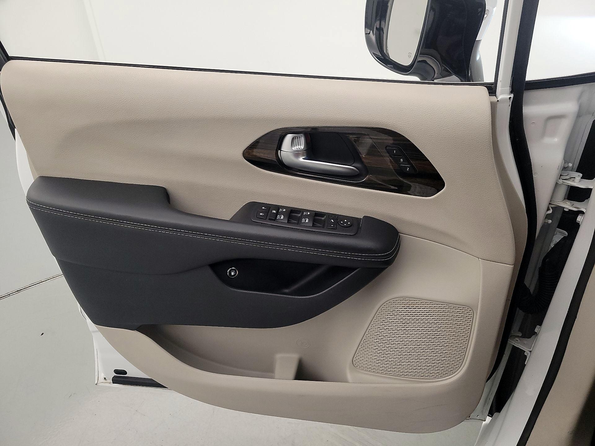 Thumbnail: 2023 Chrysler Pacifica - 12