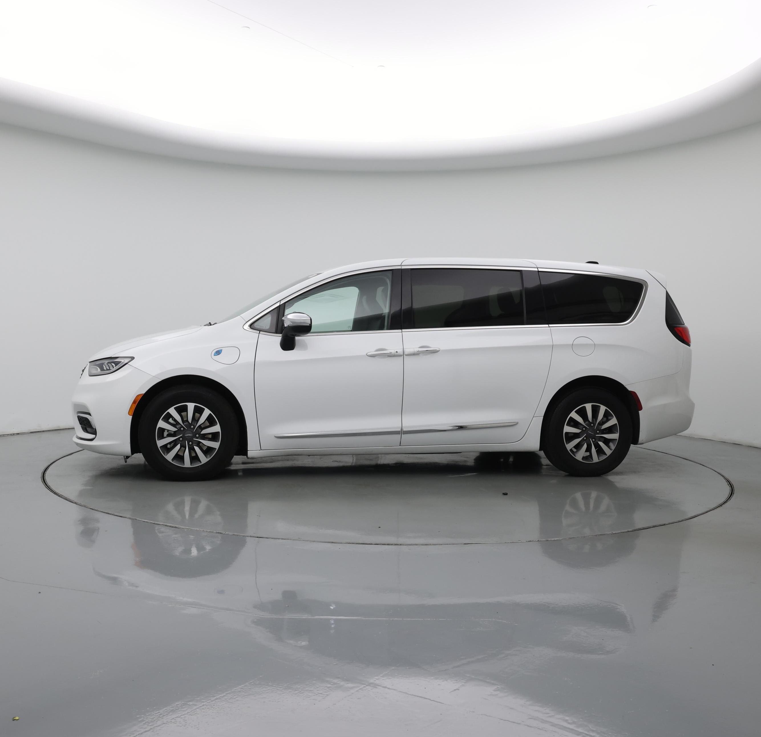 Thumbnail: 2023 Chrysler Pacifica - 3
