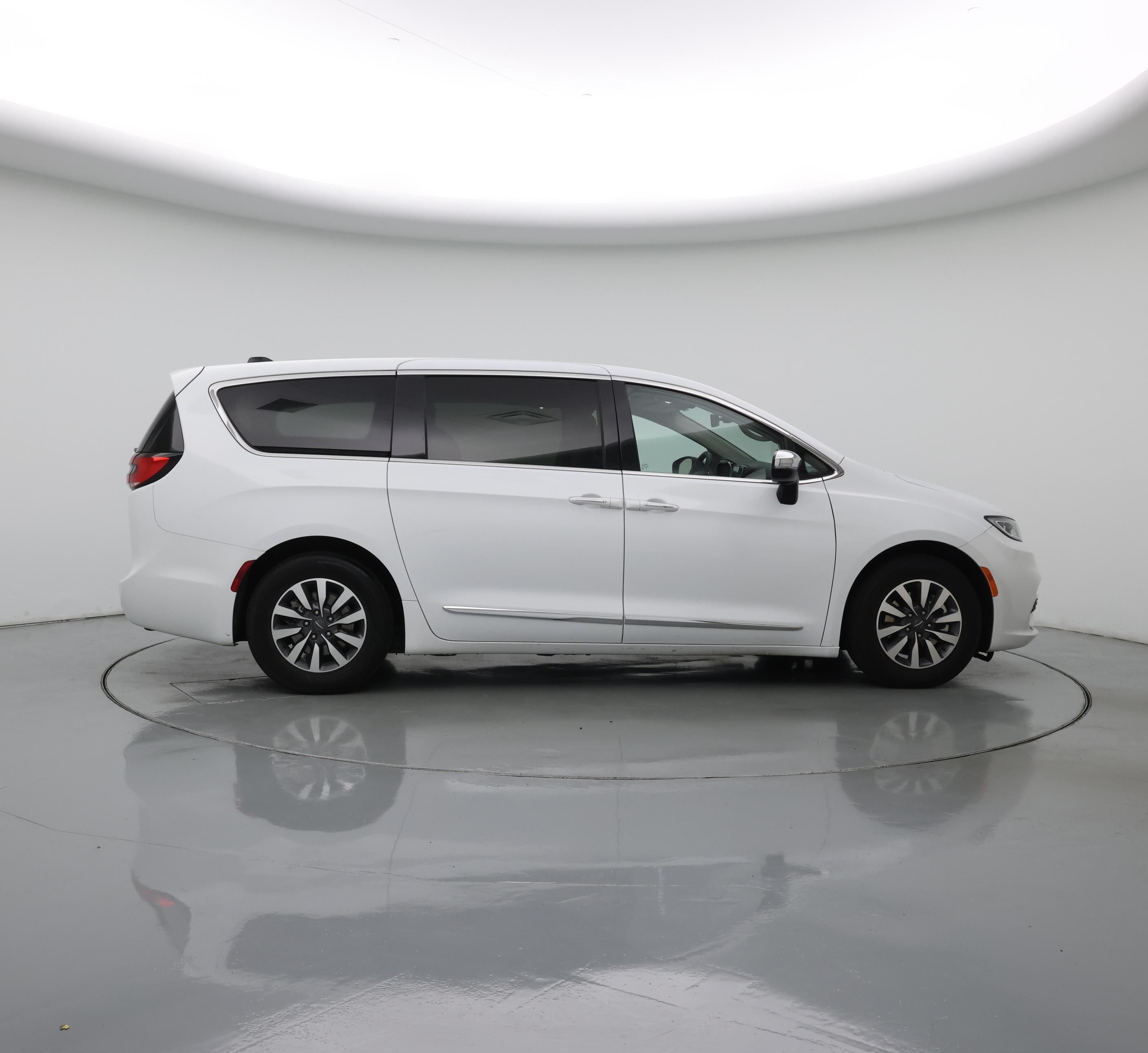 Thumbnail: 2023 Chrysler Pacifica - 7