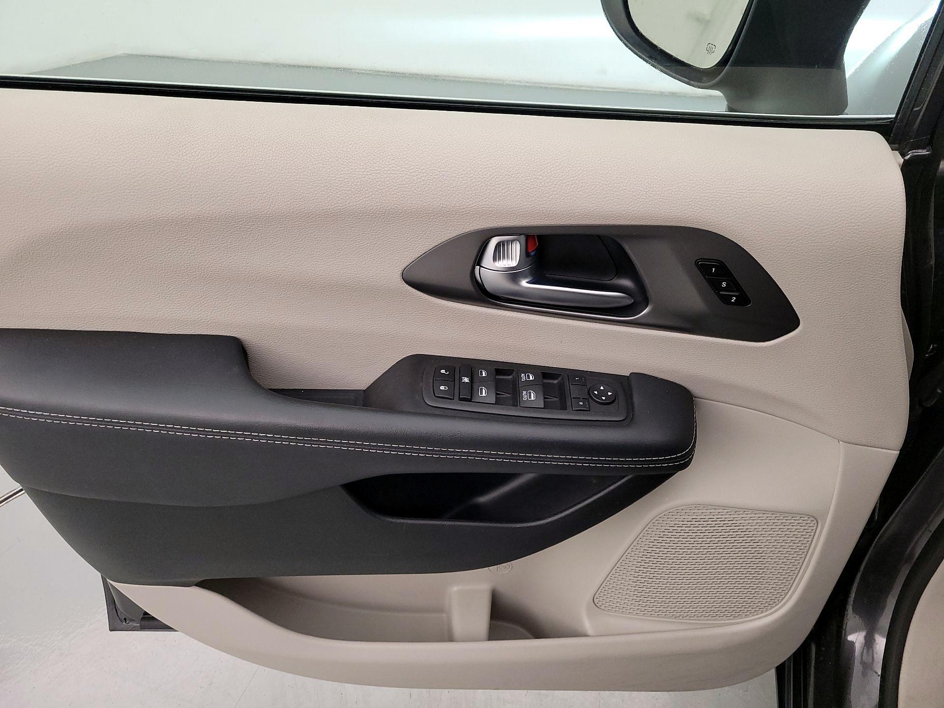 Thumbnail: 2023 Chrysler Pacifica - 12