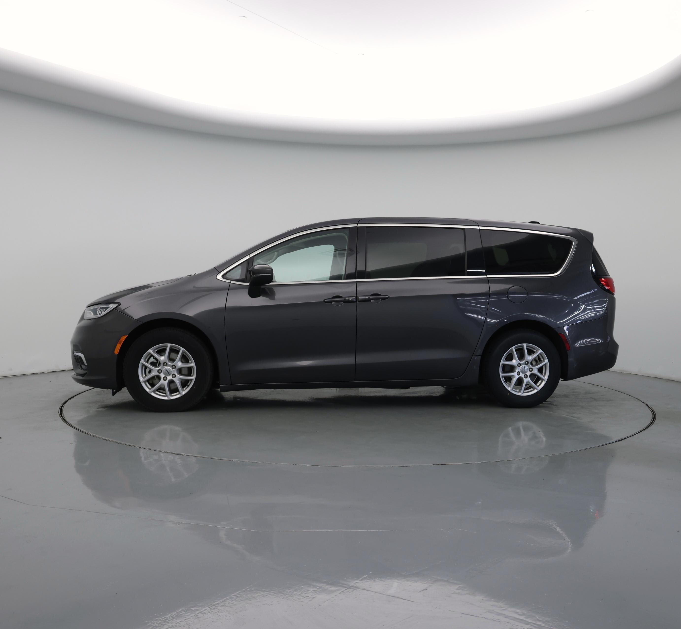 Thumbnail: 2023 Chrysler Pacifica - 3