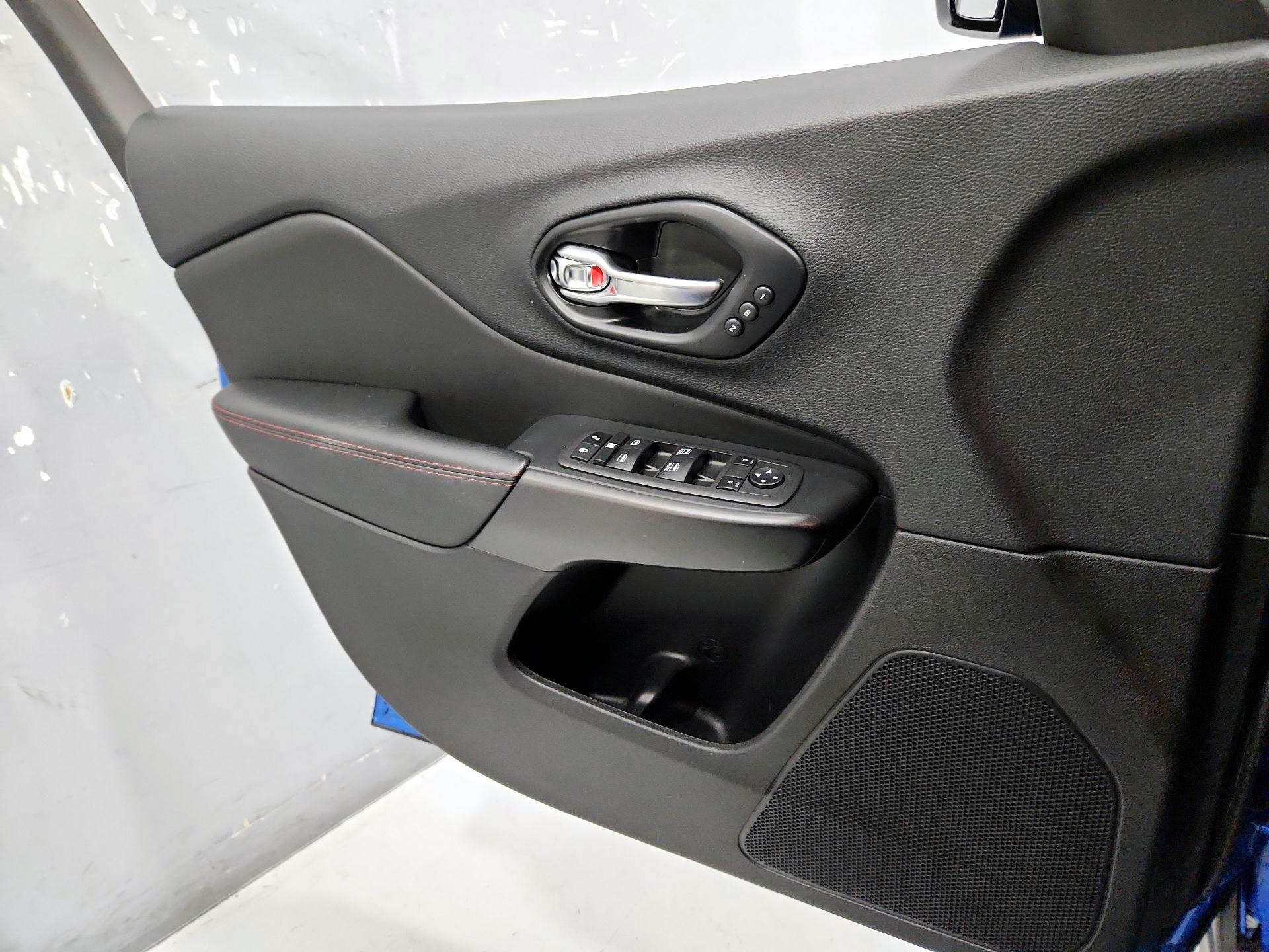 Thumbnail: 2022 Jeep Cherokee - 12