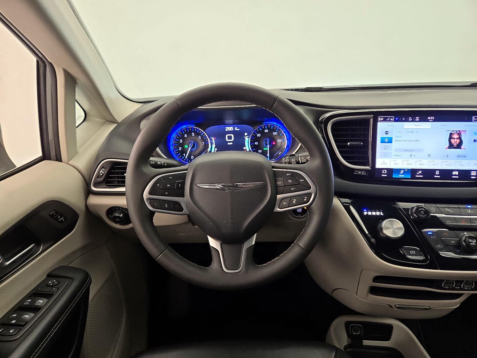 Thumbnail: 2023 Chrysler Pacifica - 10