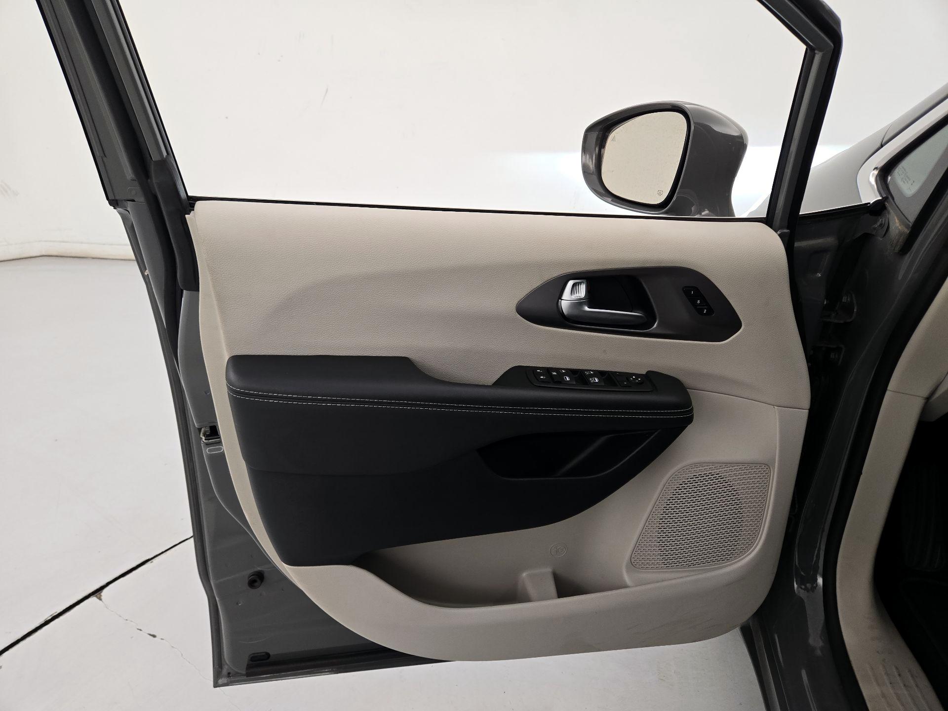 Thumbnail: 2023 Chrysler Pacifica - 12