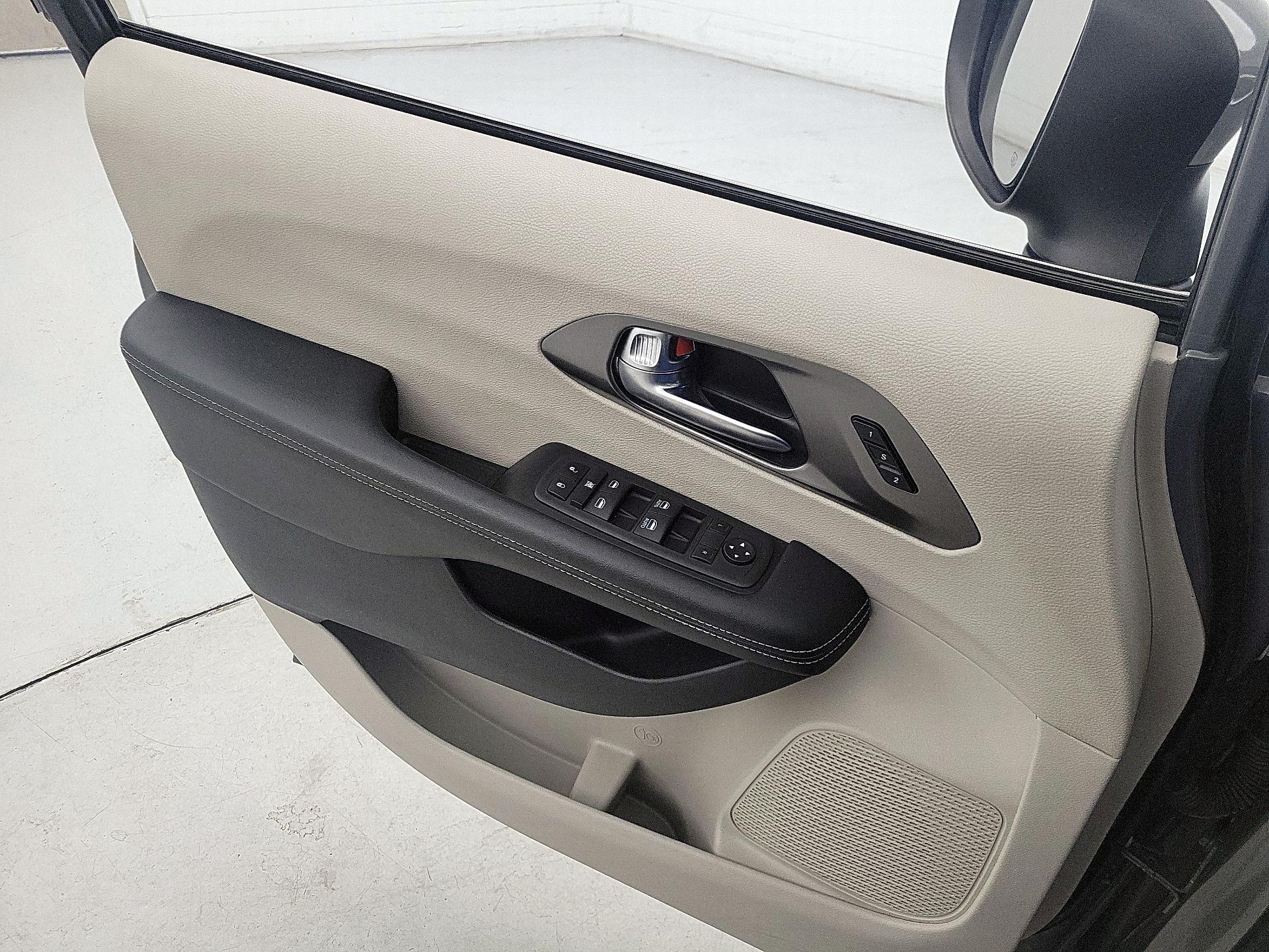 Thumbnail: 2023 Chrysler Pacifica - 12