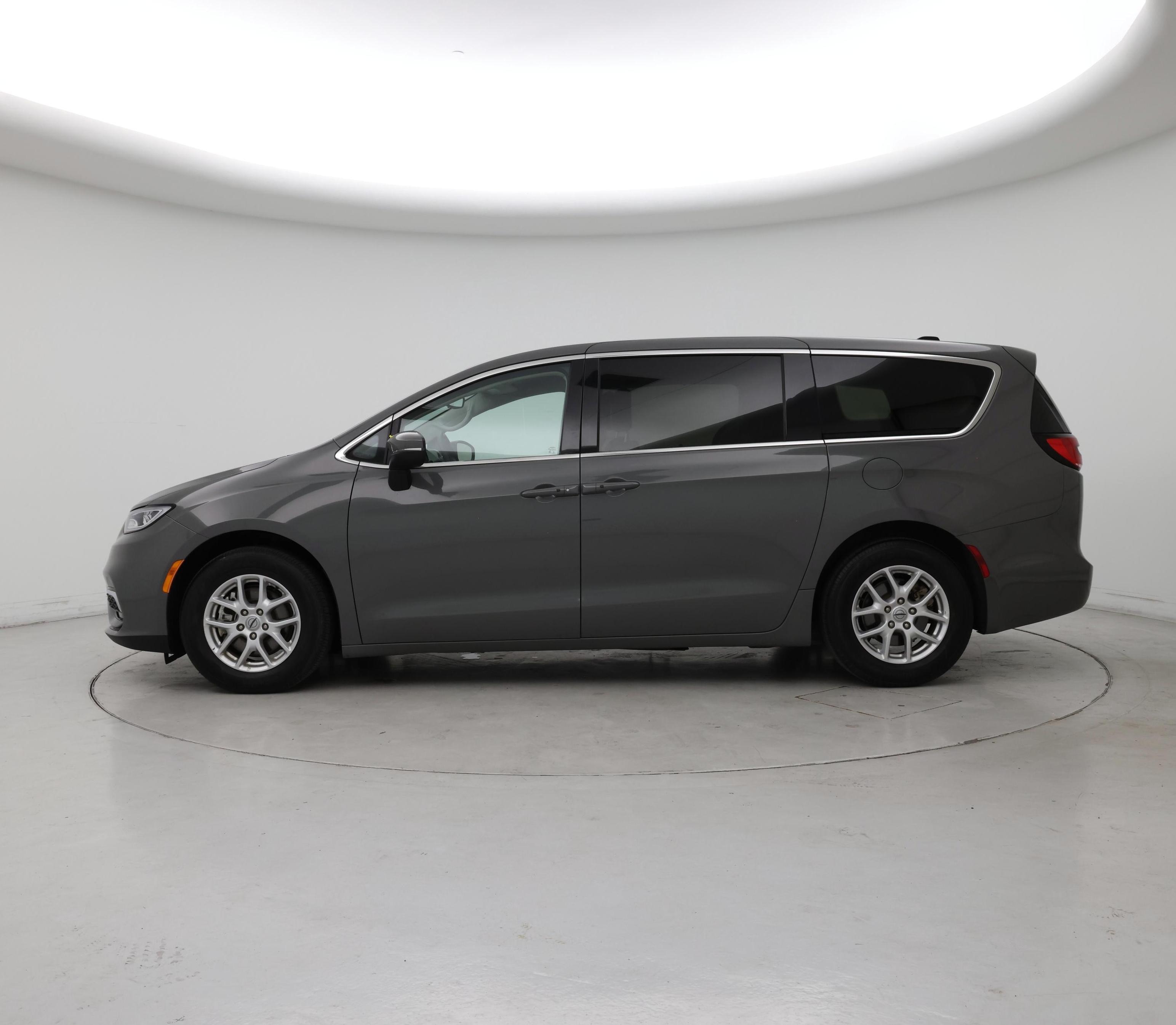 Thumbnail: 2023 Chrysler Pacifica - 3