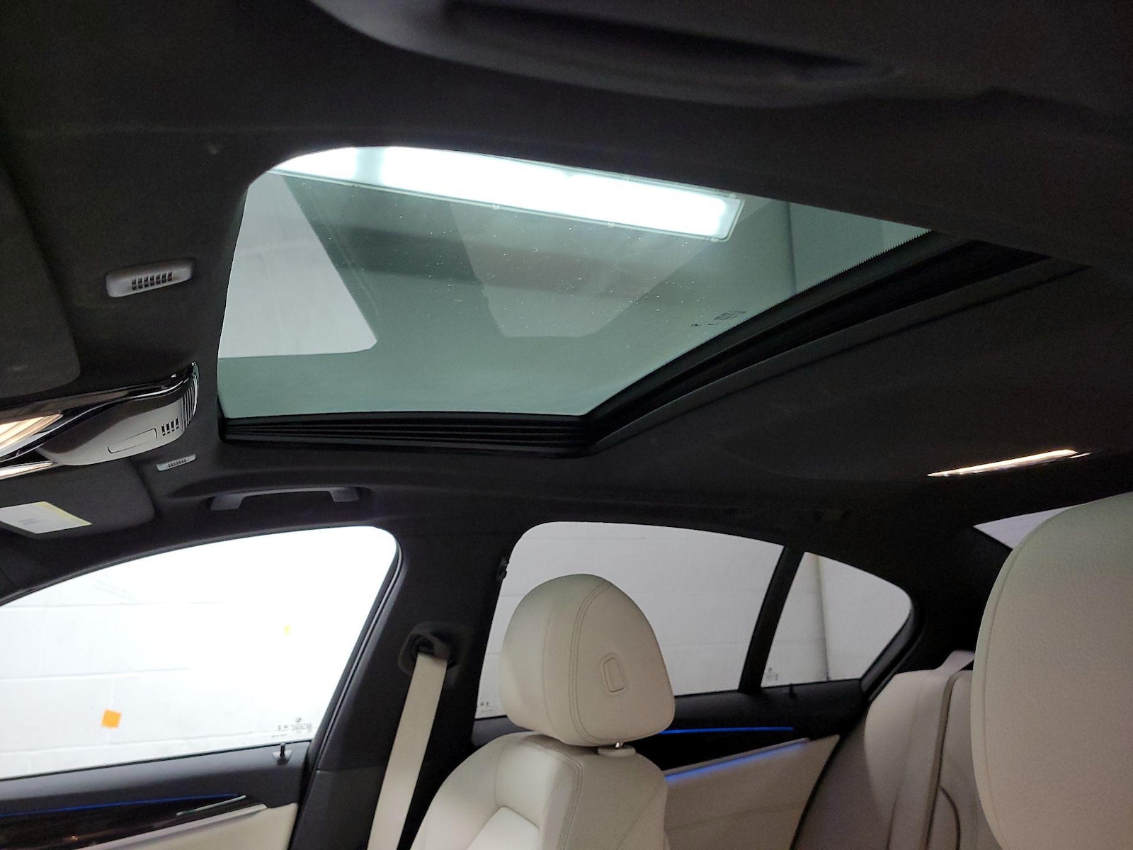 Sunroof(s) & Overhead Airbags