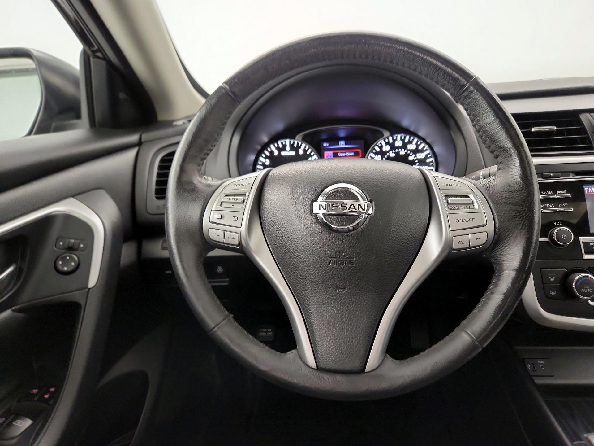 Thumbnail: 2017 Nissan Altima - 10